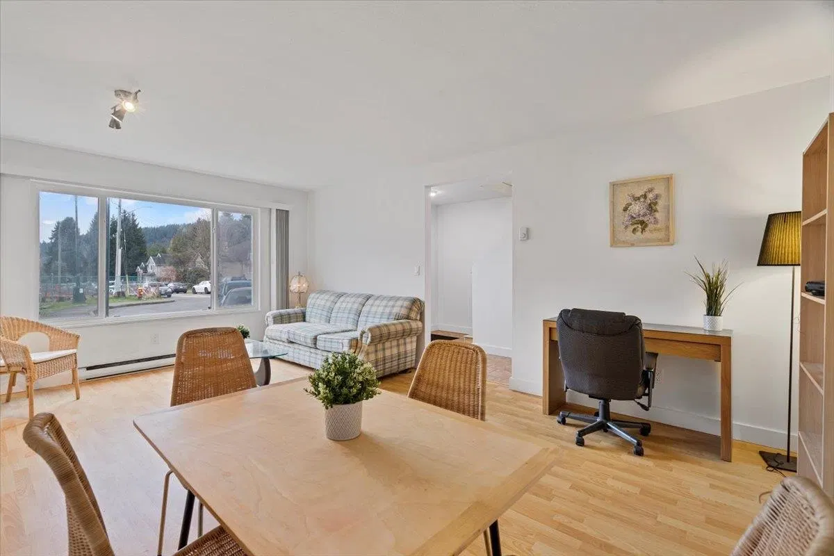Photo 4 of 31 at 663-665 Harrison Avenue