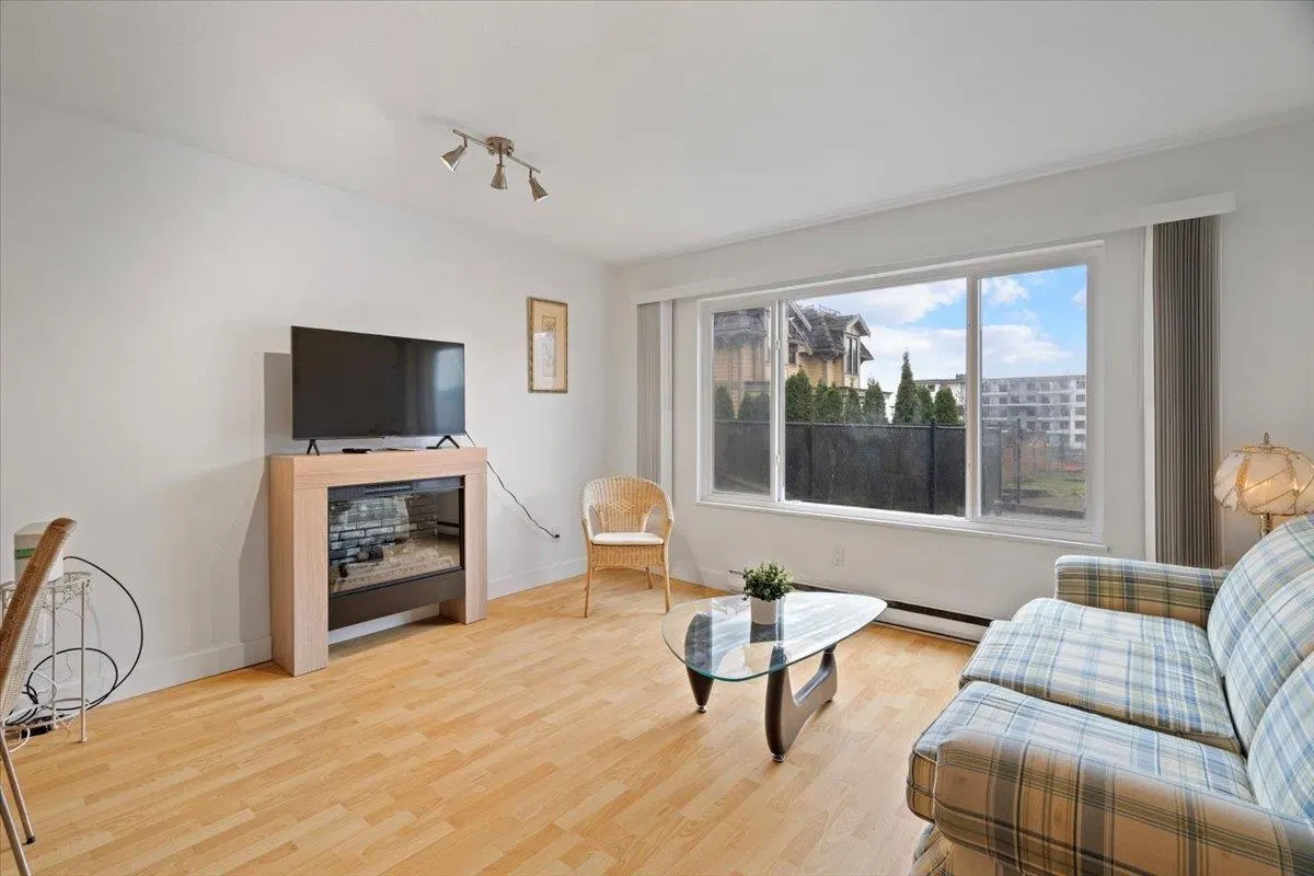 Photo 5 of 31 at 663-665 Harrison Avenue