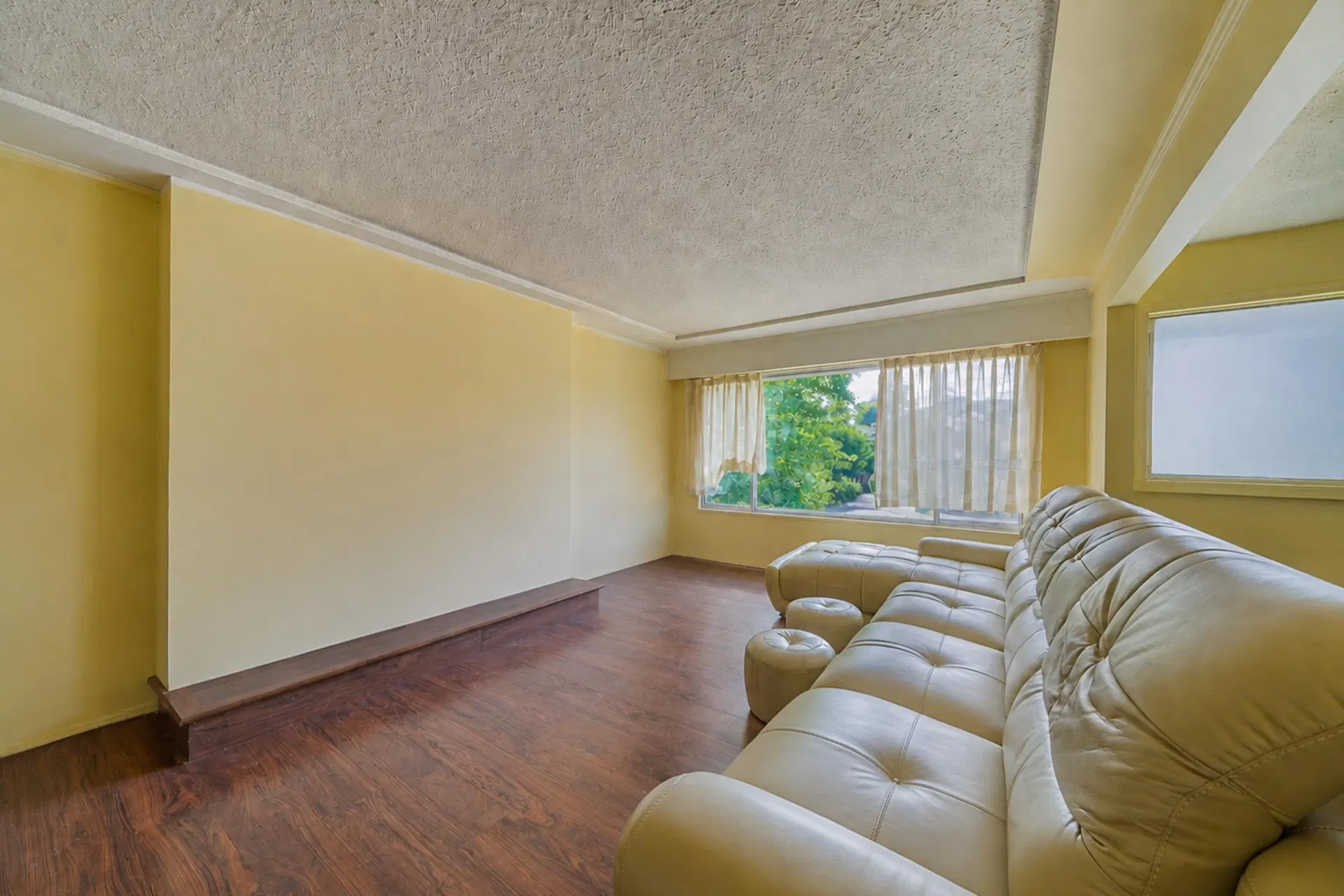 Photo 3 of 20 at 10671 Aintree Crescent