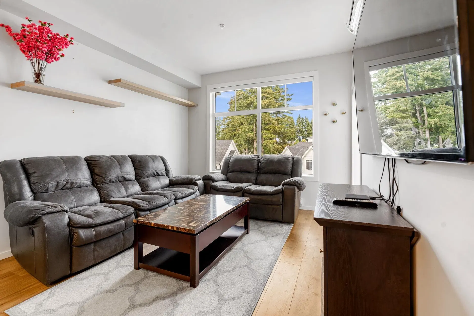 Photo 4 of 40 at #509 – 3317 148 Street