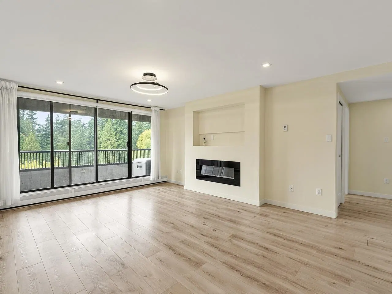 Photo 5 of 25 at #901 – 6595 Willingdon Avenue