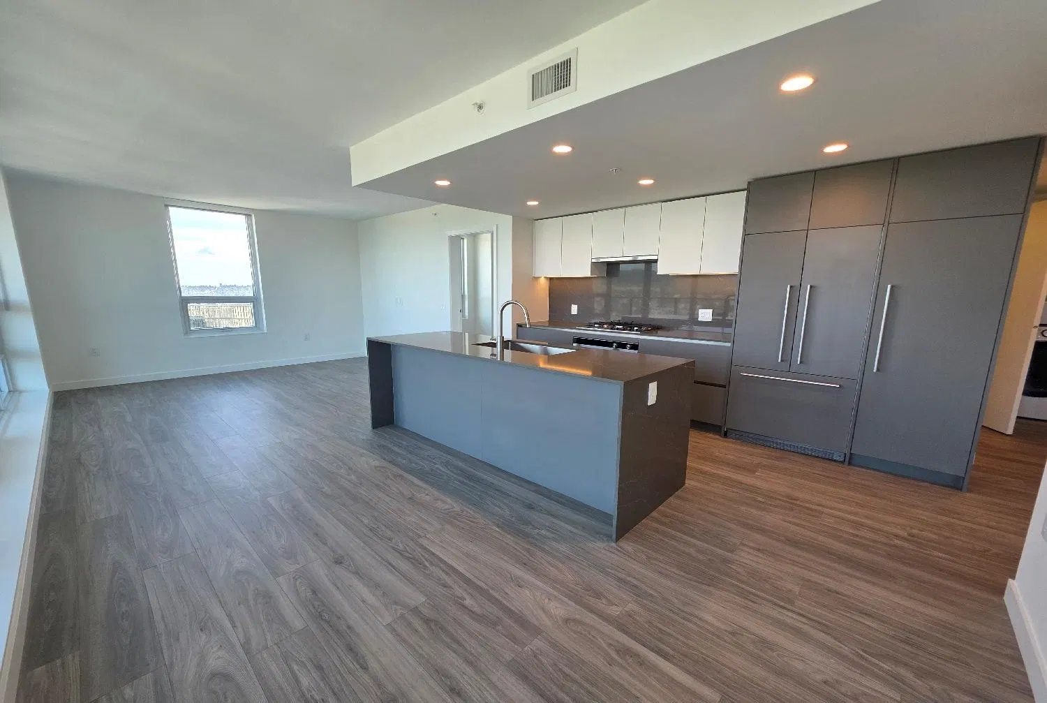 Photo 5 of 40 at #3703 – 2135 Springer Avenue