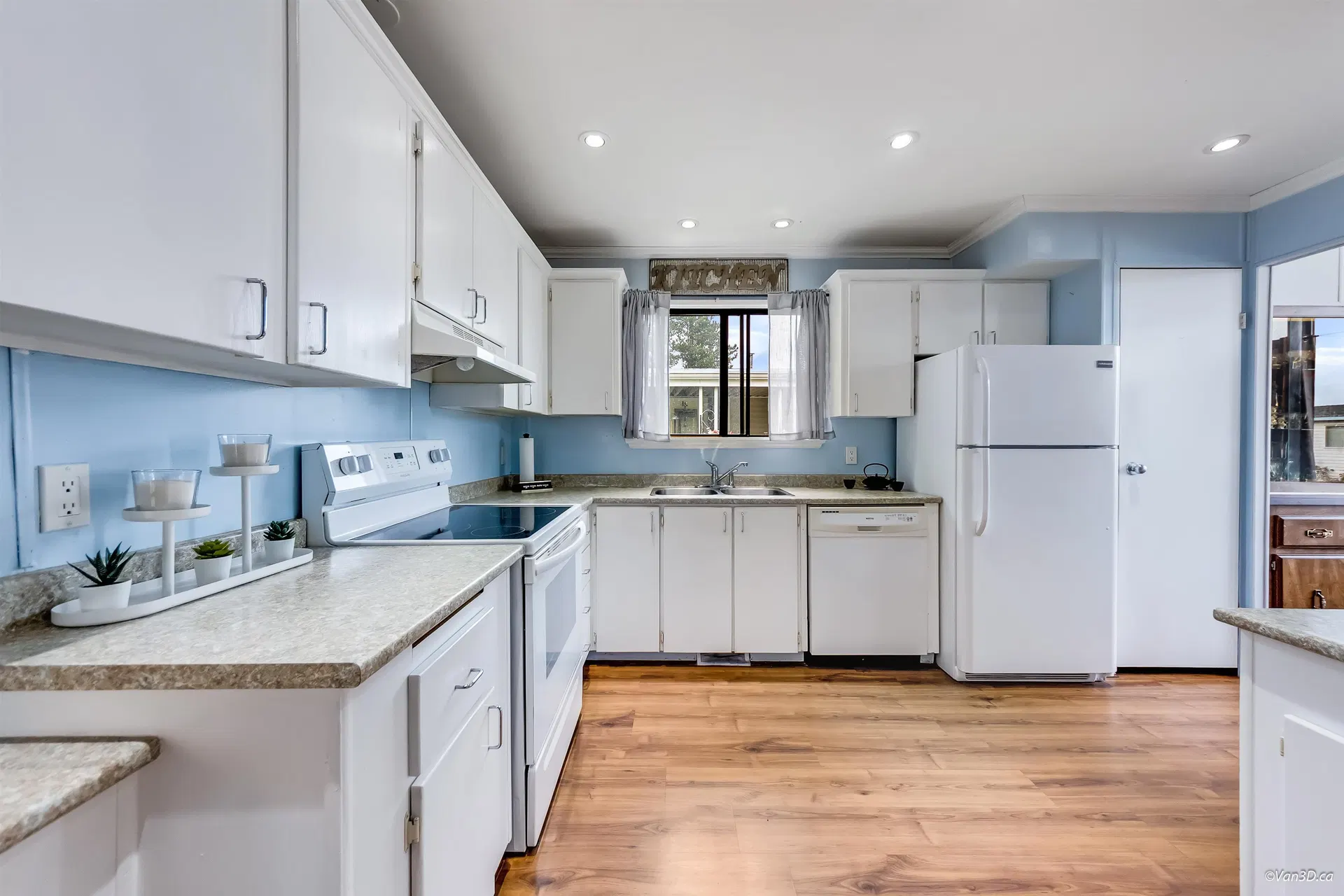 Photo 3 of 29 at #18 – 2120 King George Boulevard