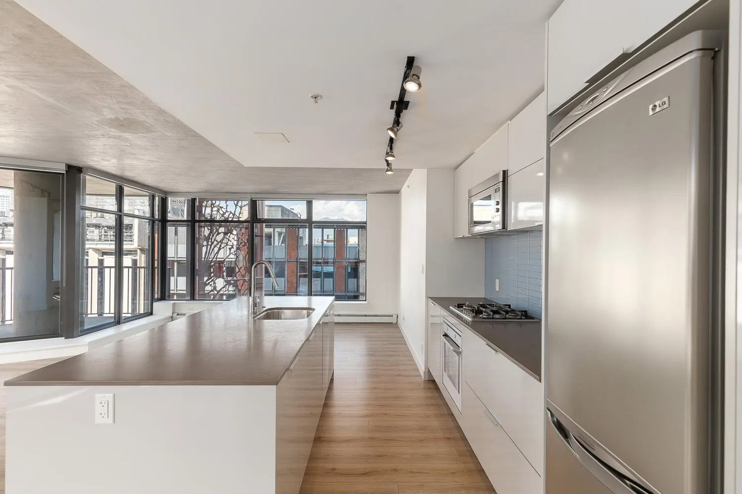Photo 5 of 39 at #810 – 128 W Cordova Street