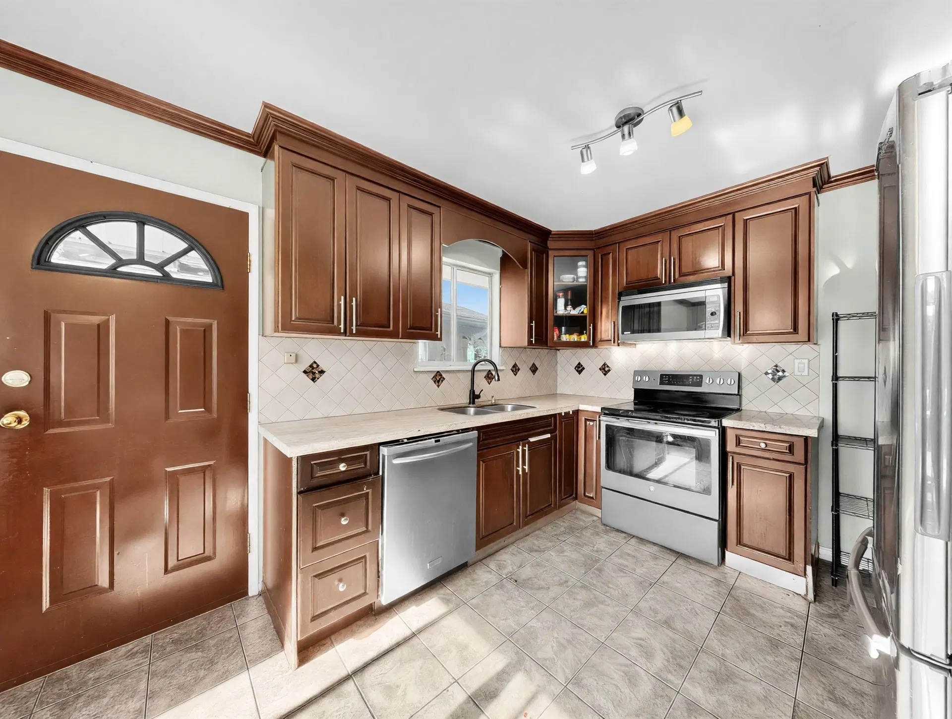 Photo 4 of 38 at 6654 Linden Avenue