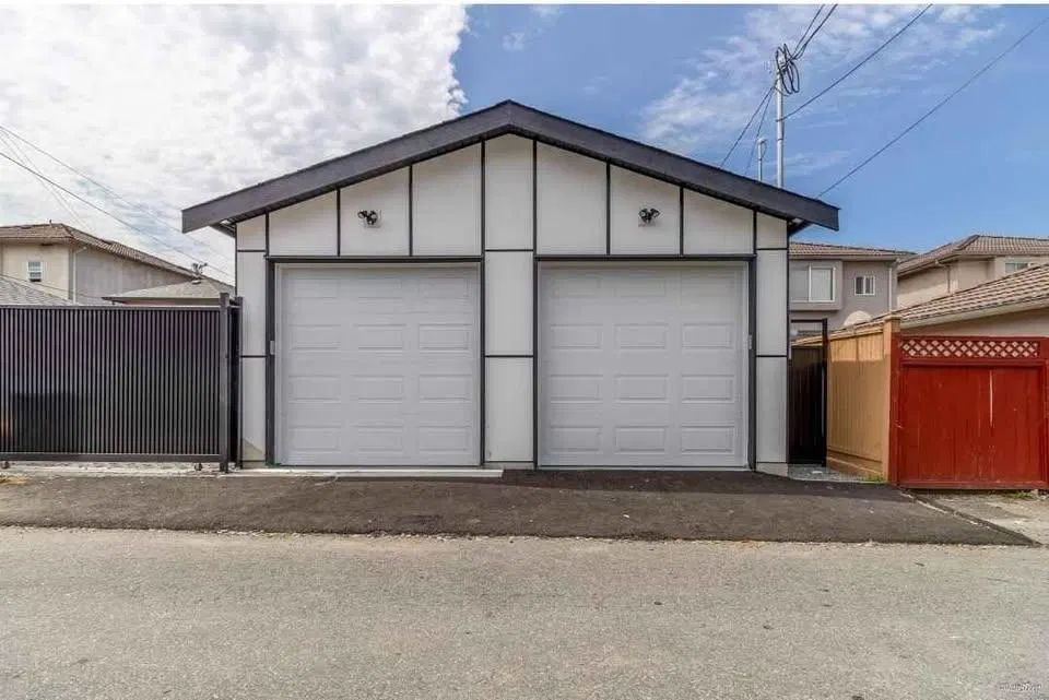 Photo 5 of 14 at 5092 Clarendon Street