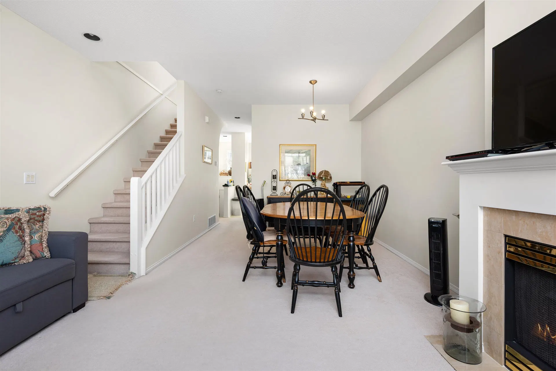 Photo 4 of 21 at #42 – 3711 Robson Court