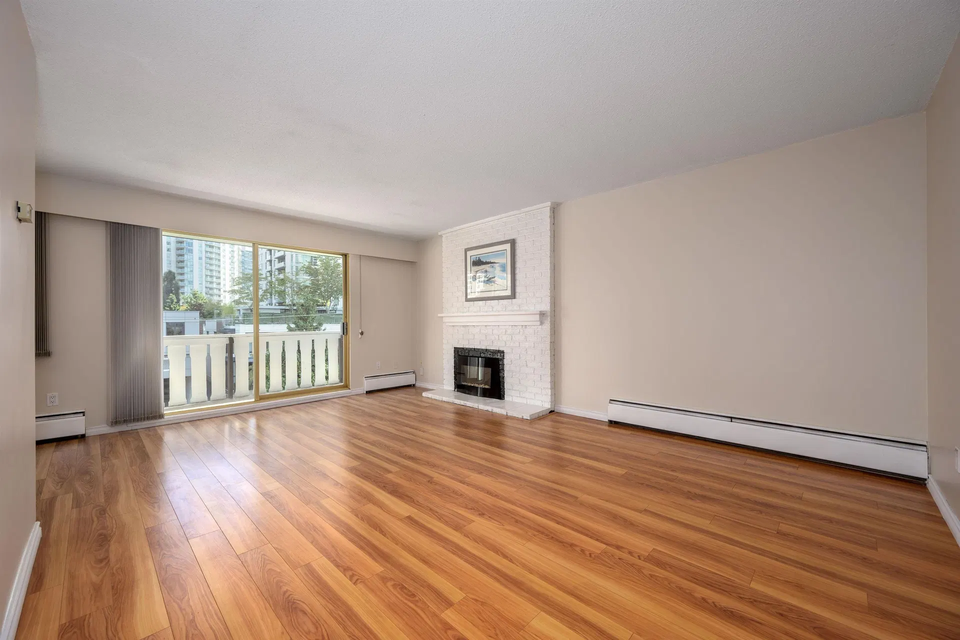 Photo 2 of 34 at #302 – 1345 Chesterfield Avenue