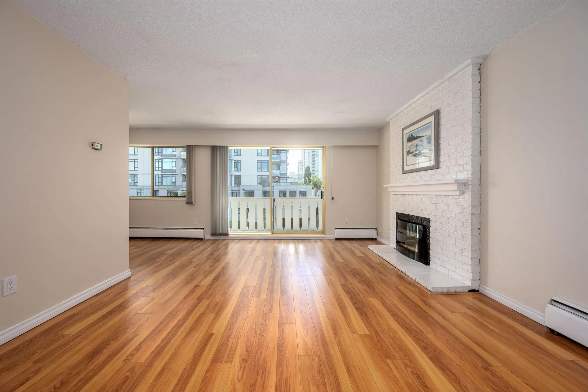 Photo 3 of 34 at #302 – 1345 Chesterfield Avenue