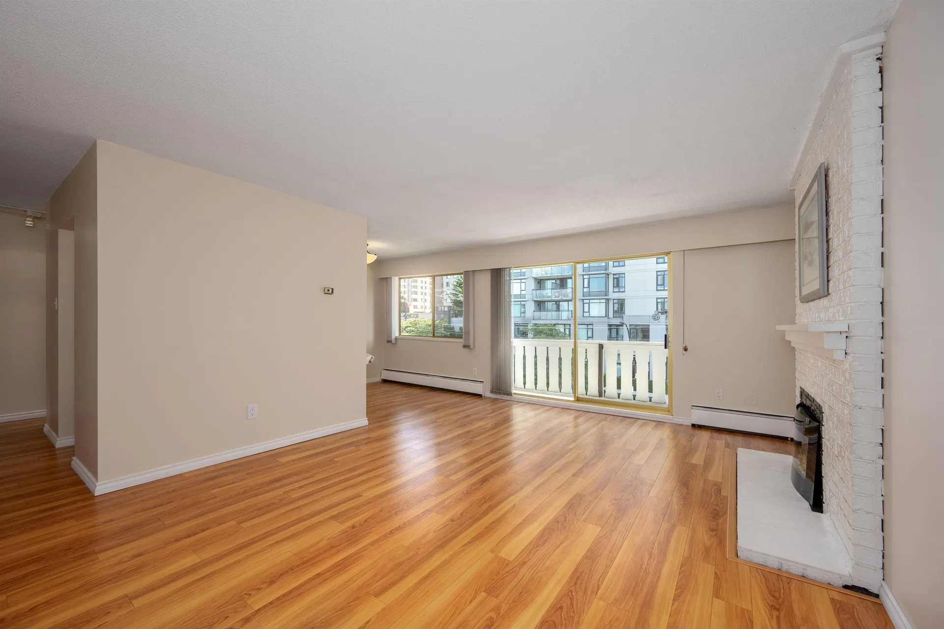 Photo 4 of 34 at #302 – 1345 Chesterfield Avenue
