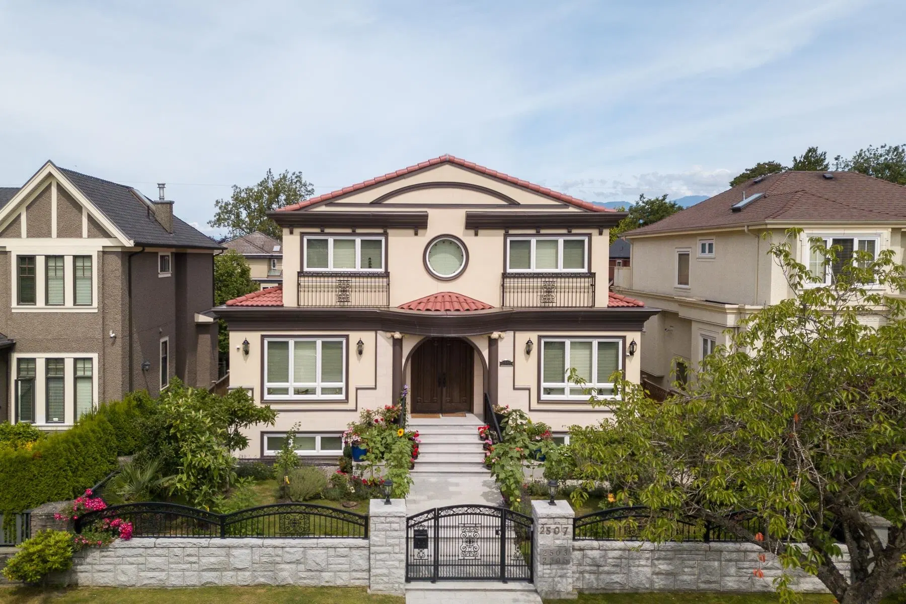 Photo 1 of 40 at 2507 W King Edward Avenue