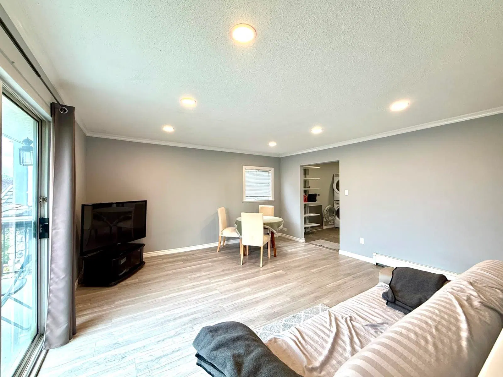 Photo 5 of 13 at 3305 Worthington Drive
