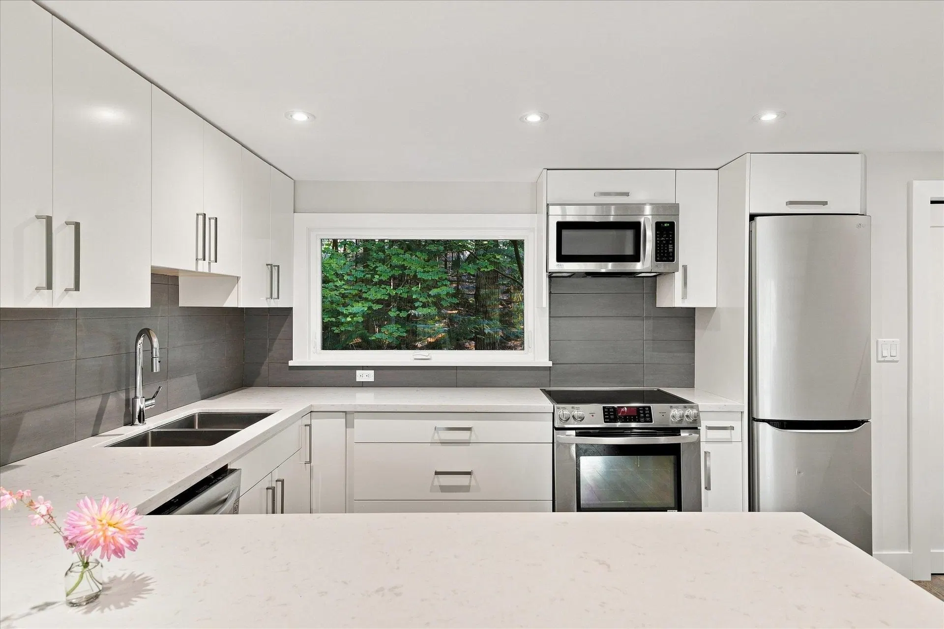 Photo 4 of 23 at 3015 Alpine Crescent