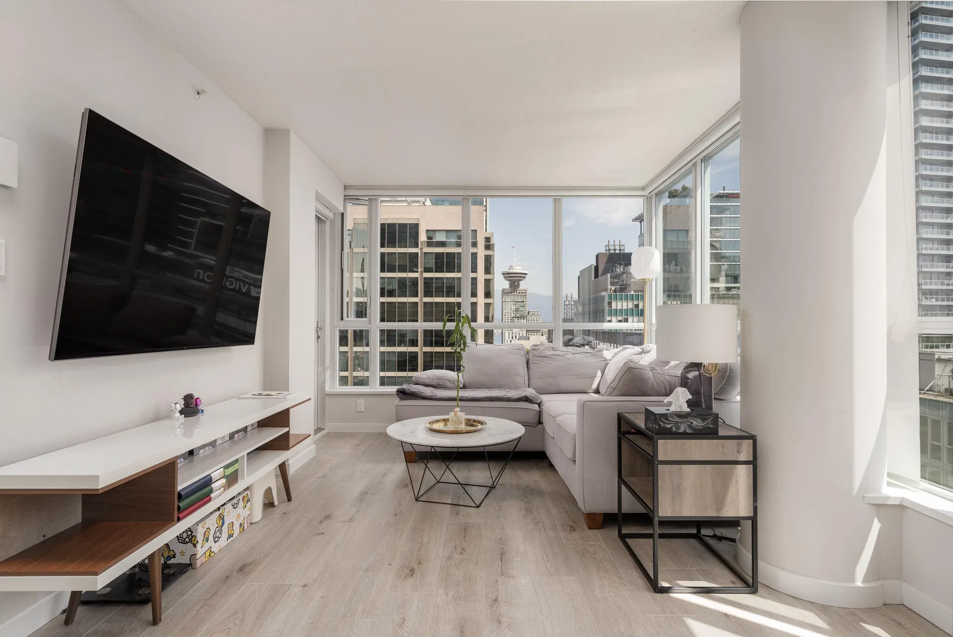 Photo 3 of 30 at #1503 – 833 Seymour Street