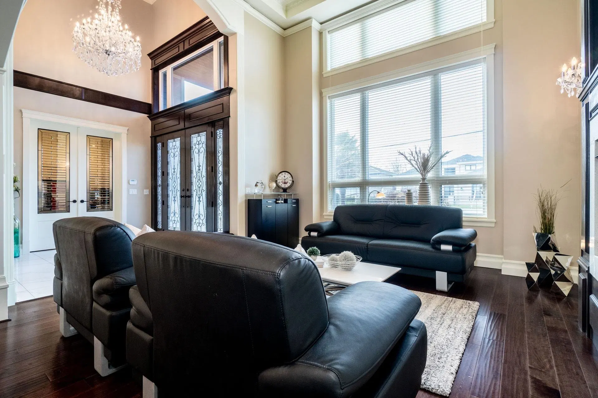 Photo 5 of 38 at 9028 Pinewell Crescent
