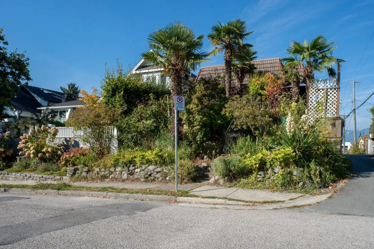 Photo 2 of 40 at 659 E 22nd Avenue