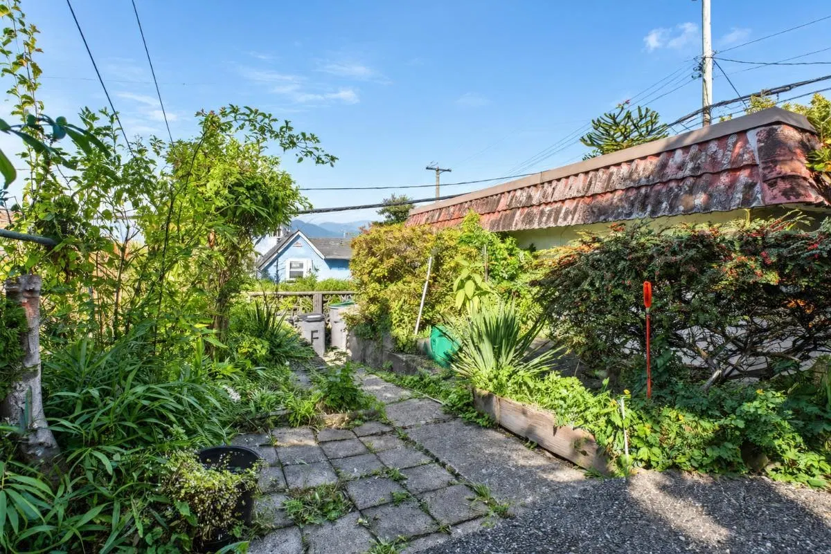 Photo 5 of 40 at 659 E 22nd Avenue