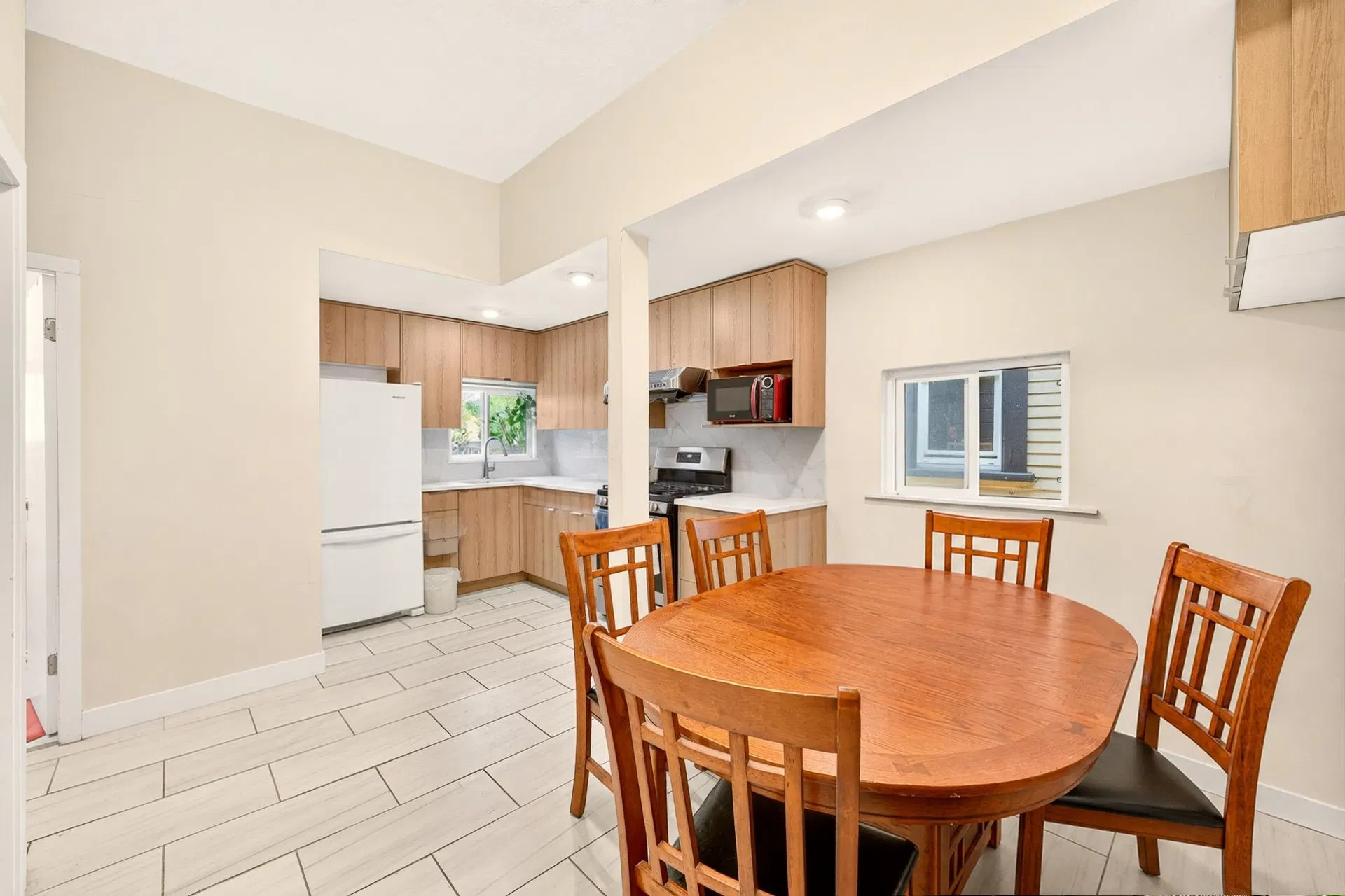 Photo 3 of 27 at 777 E Pender Street