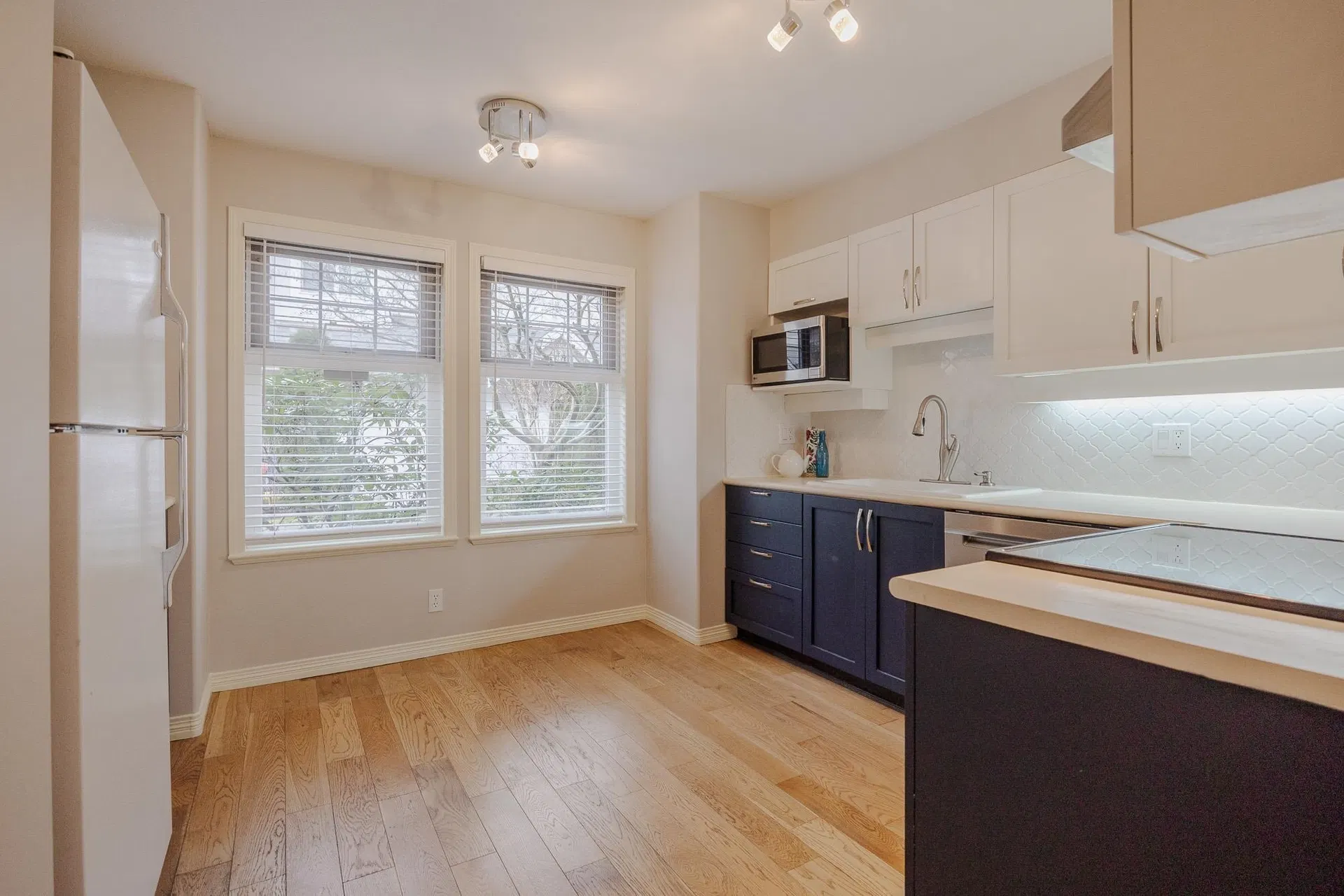 Photo 4 of 38 at #16 – 15432 16a Avenue