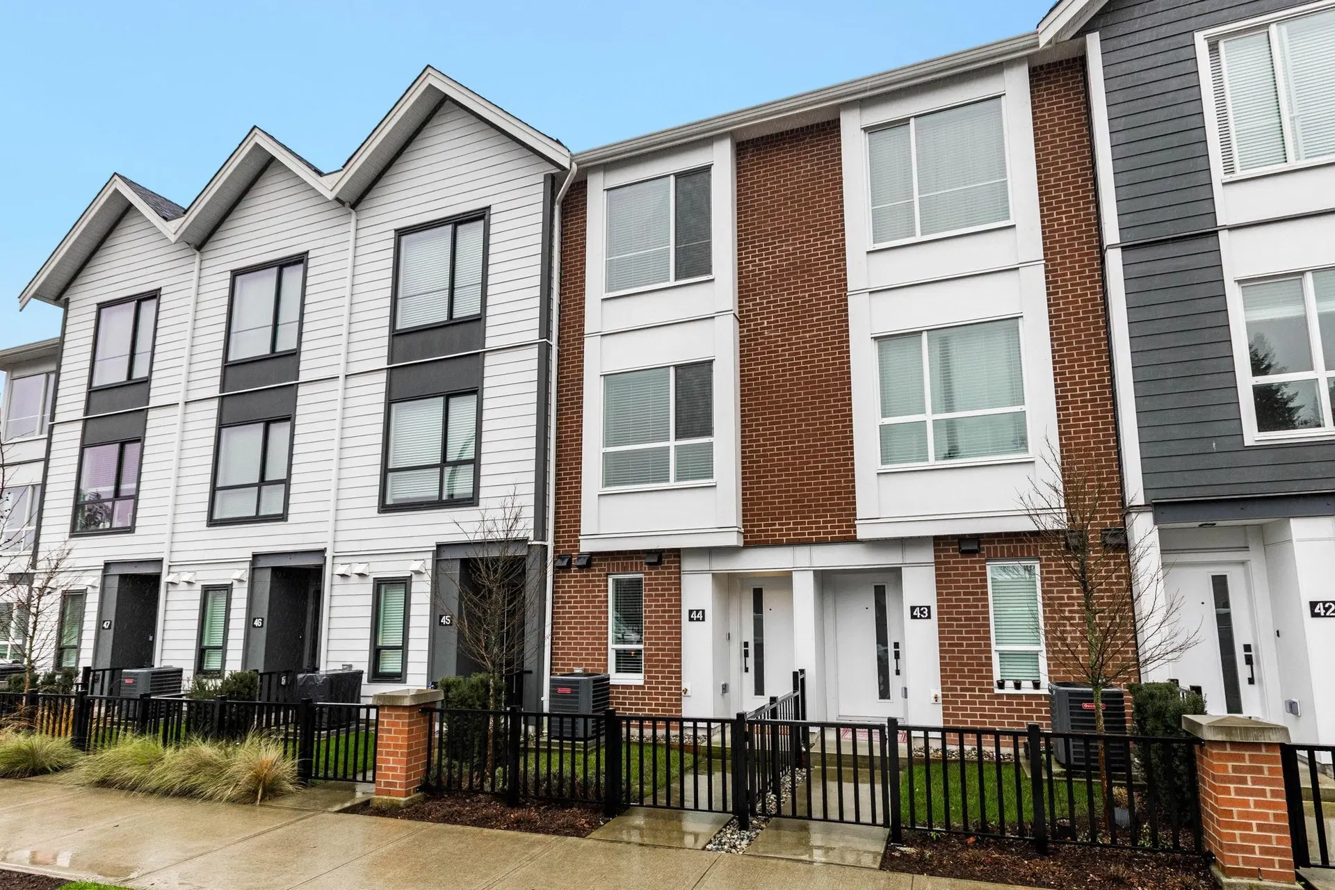 #44 – 2886 Montrose Avenue
