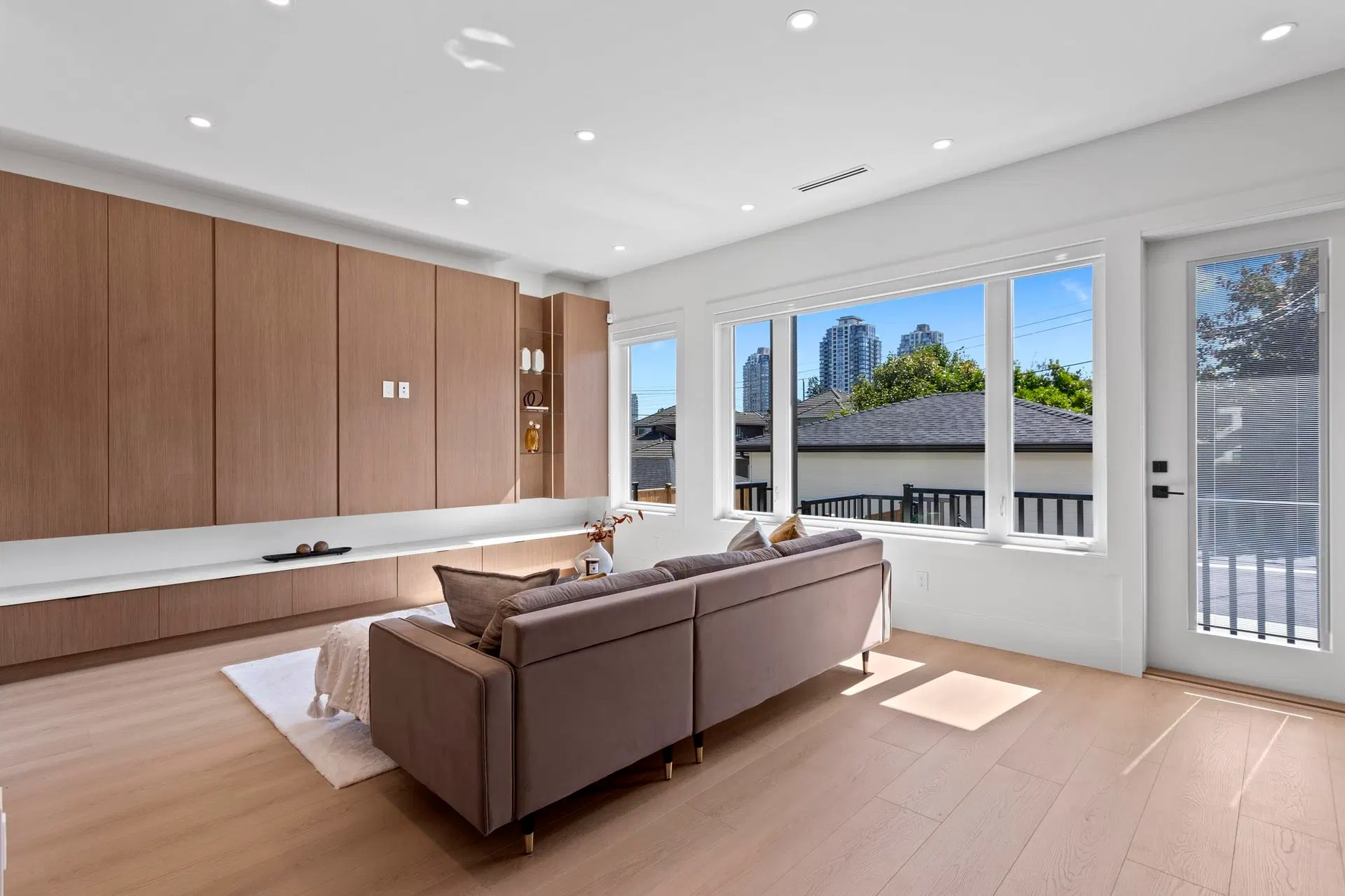 Photo 3 of 40 at #1 – 6992 Burford Street