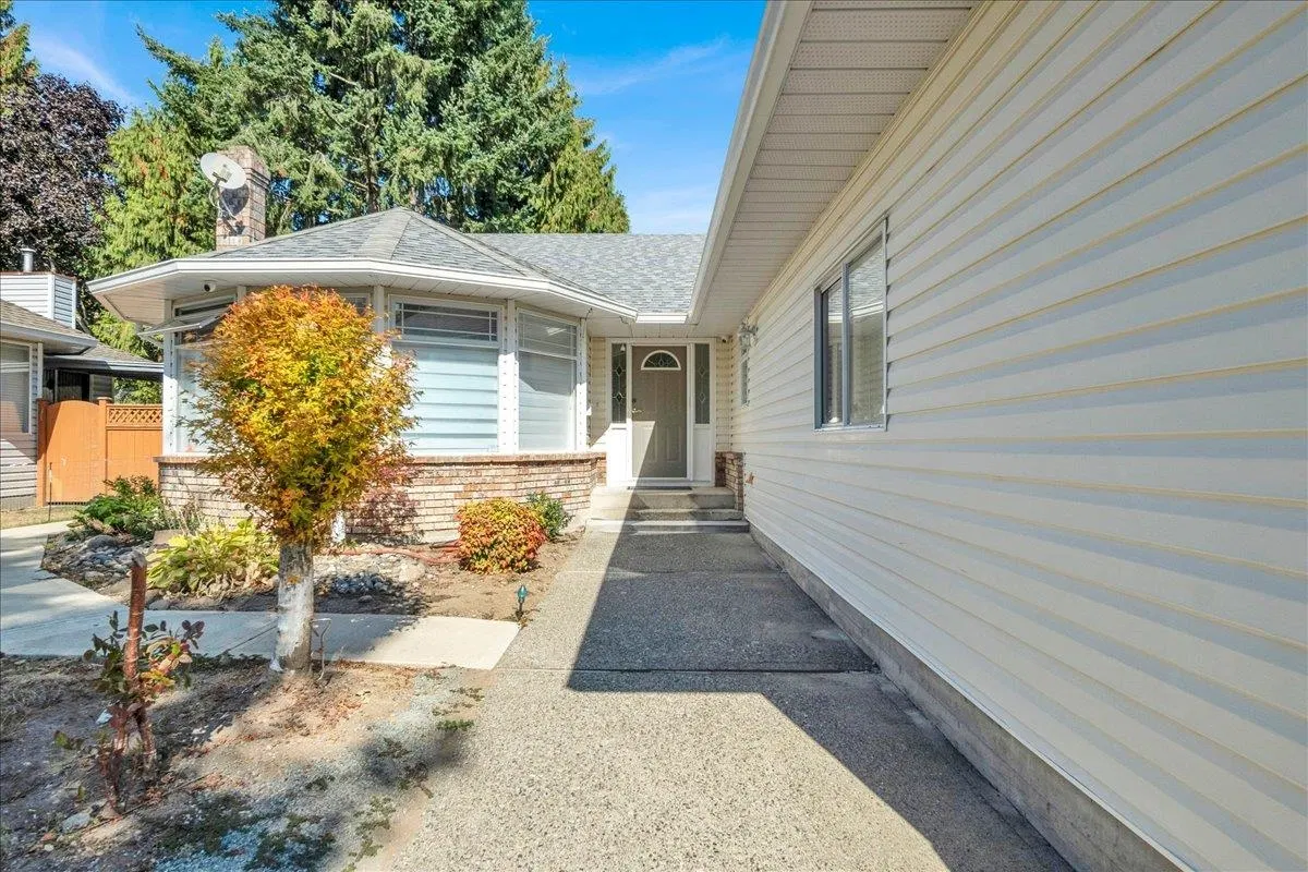Photo 3 of 32 at 15747 92a Avenue