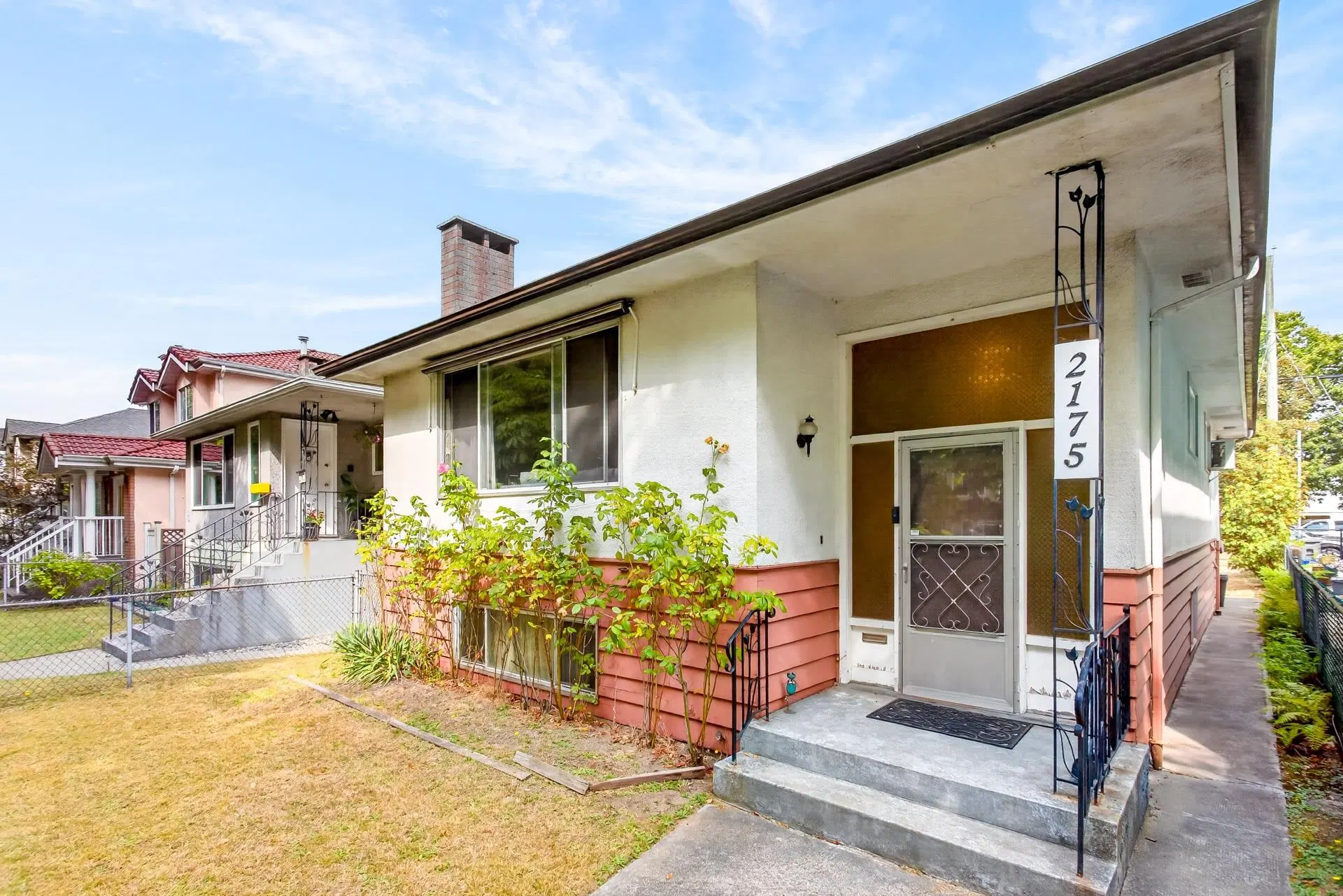 Photo 3 of 30 at 2175 Waverley Avenue