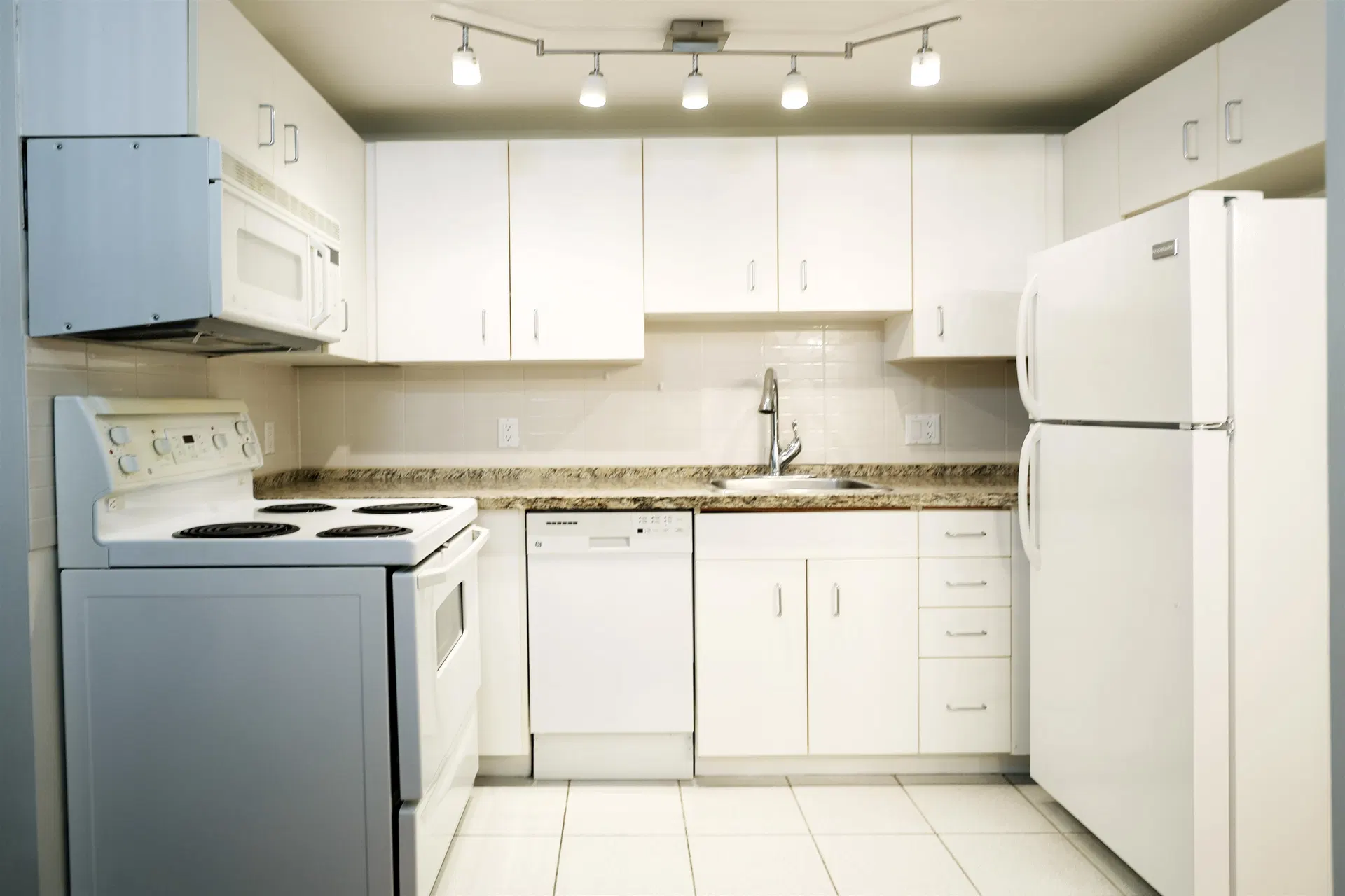 Photo 4 of 11 at #807 – 555 Jervis Street