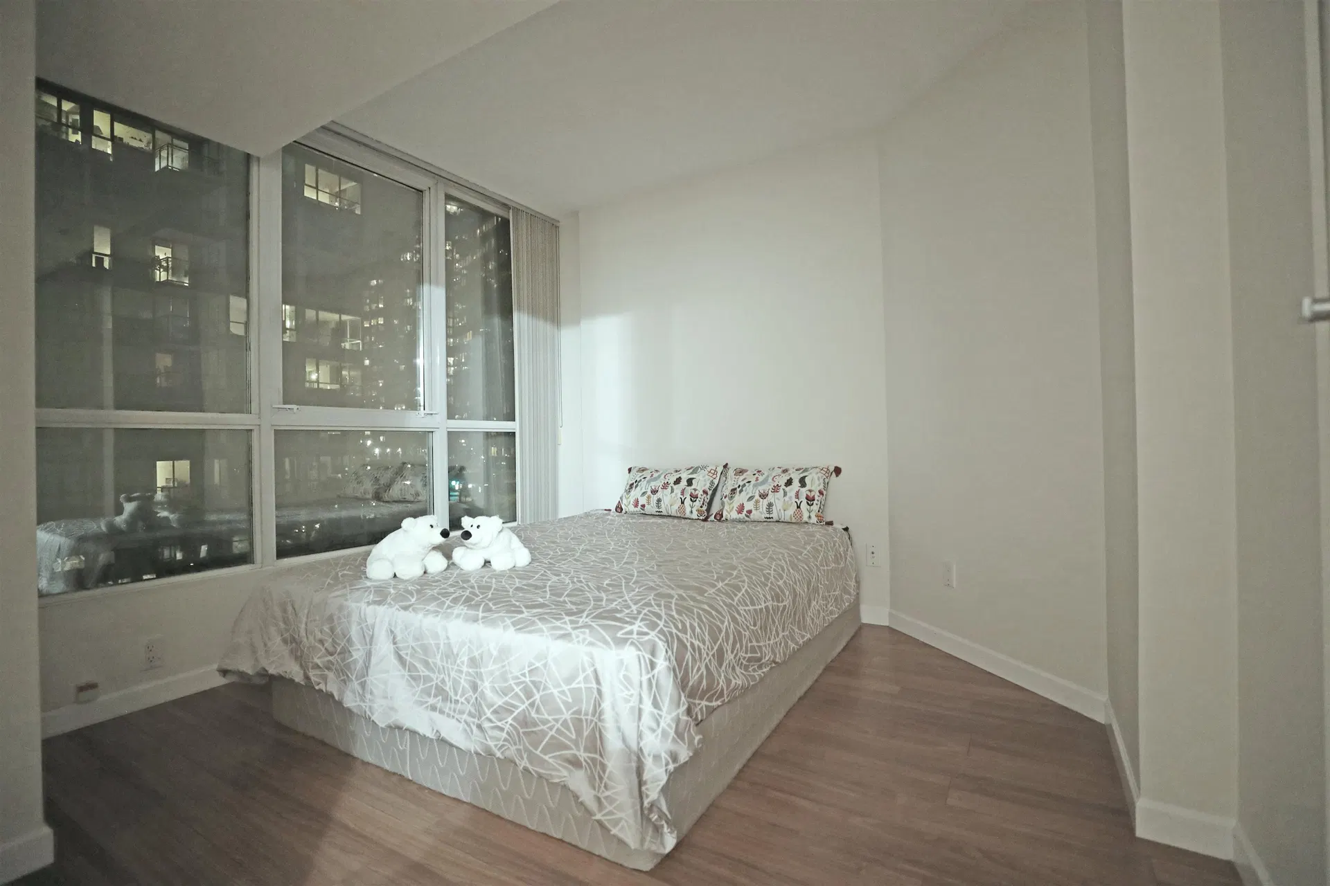 Photo 5 of 11 at #807 – 555 Jervis Street