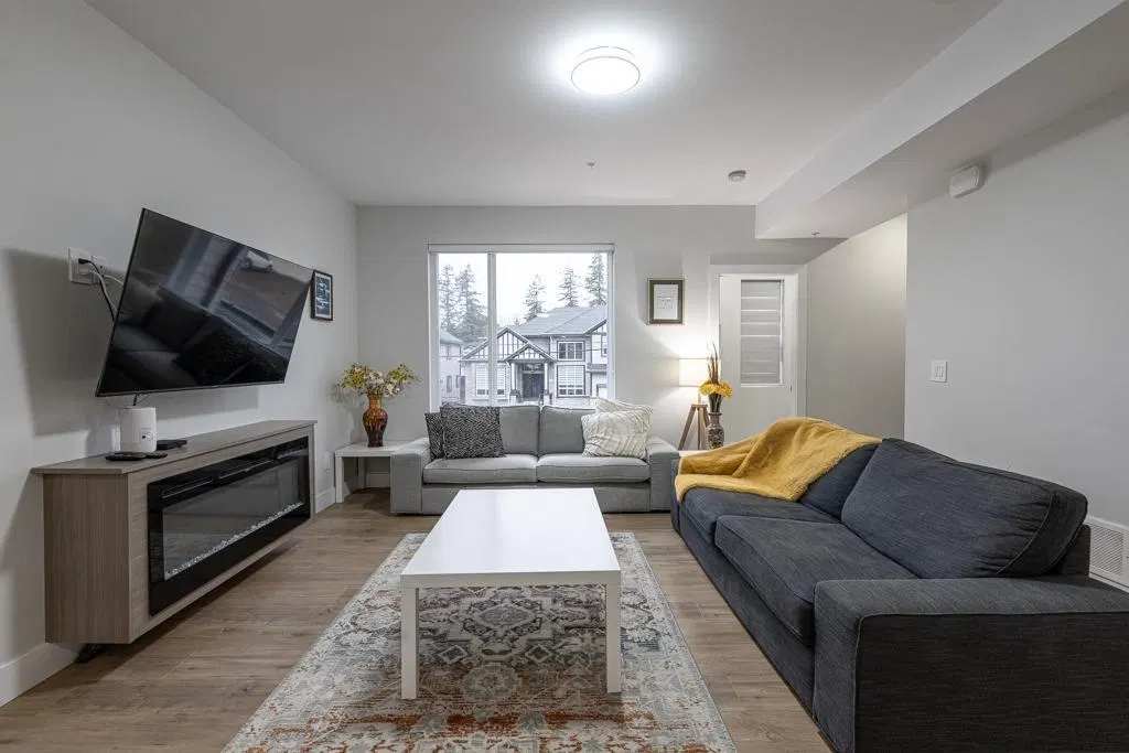 Photo 4 of 24 at 2576 Janzen Street