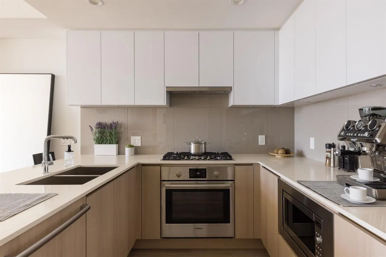 Photo 2 of 39 at #1507 – 618 Carnarvon Street