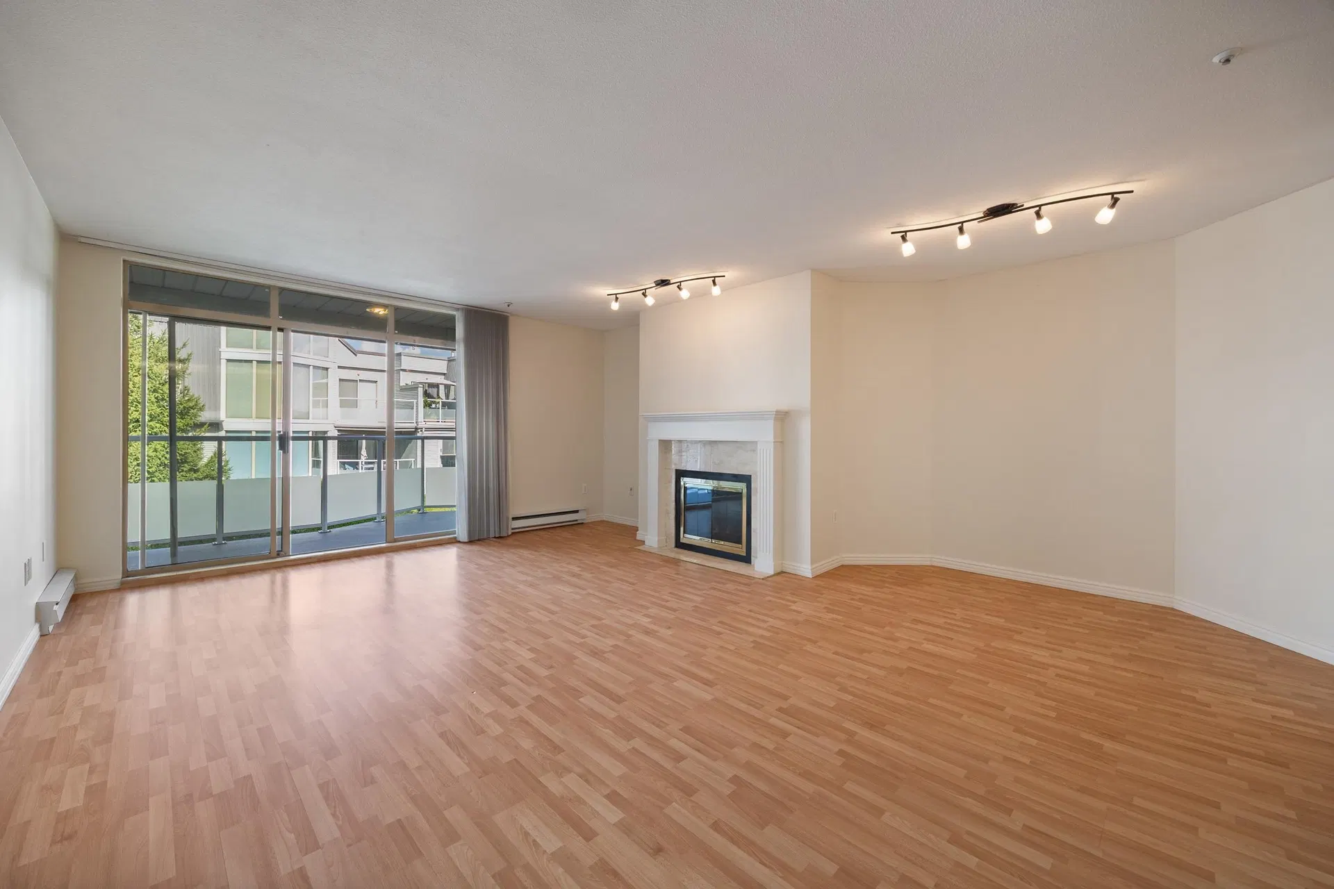 Photo 5 of 40 at #306 – 48 Richmond Street