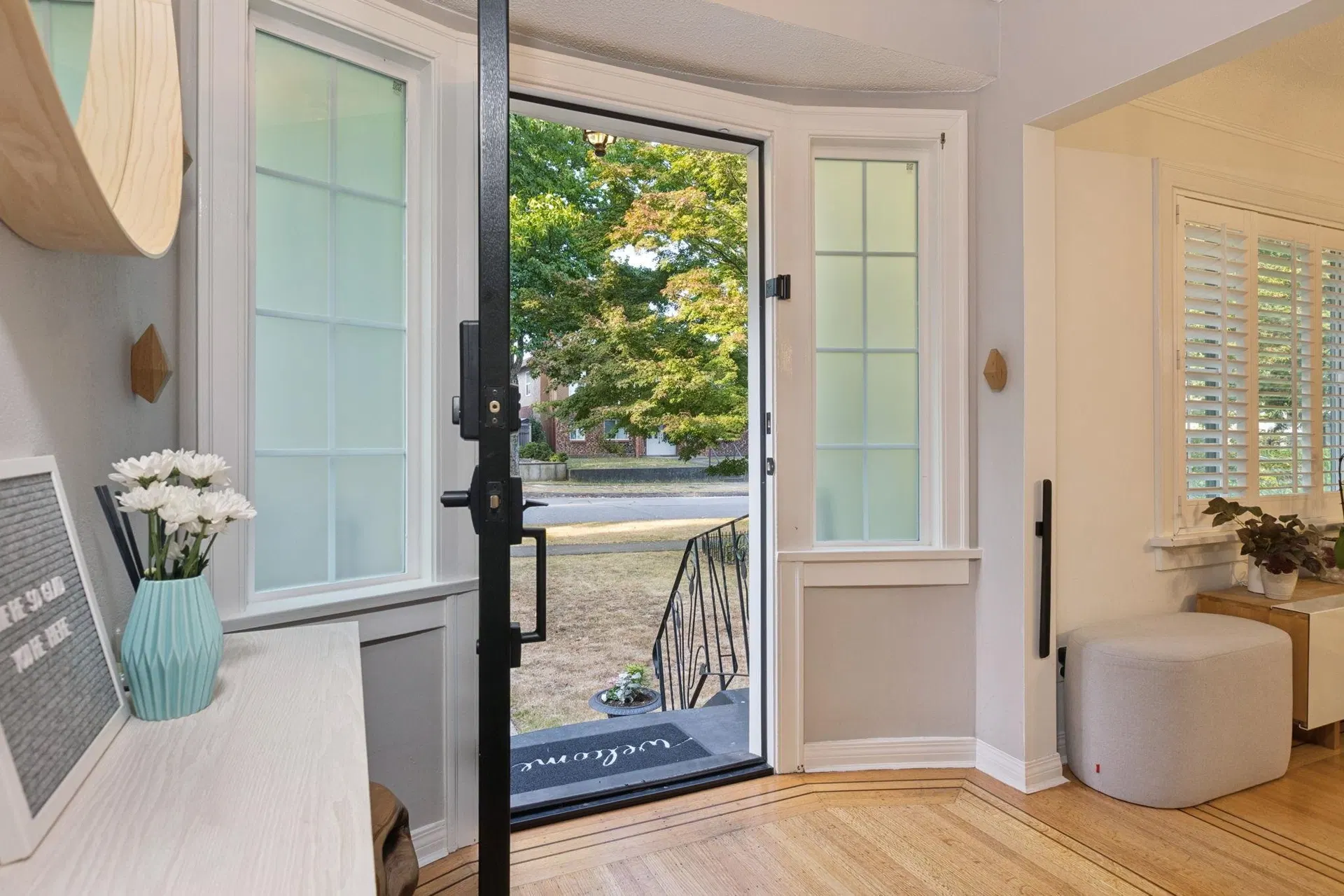 Photo 3 of 40 at 3964 Dundas Street