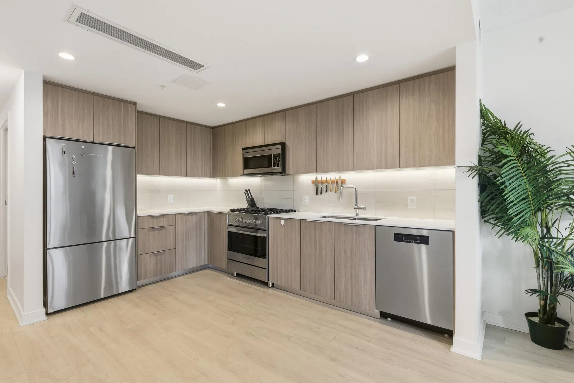 Photo 3 of 29 at #602 – 1401 Hunter Street