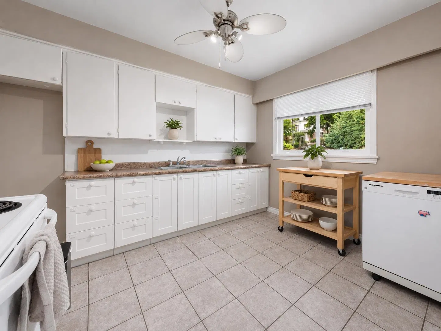 Photo 5 of 22 at 4561 Nanaimo Street
