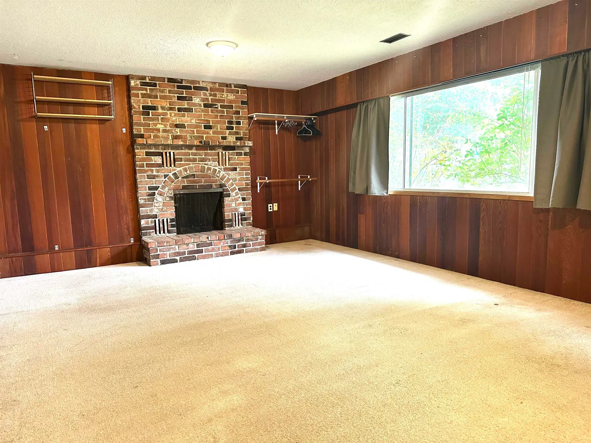 Photo 2 of 17 at 8371 Lunen Road