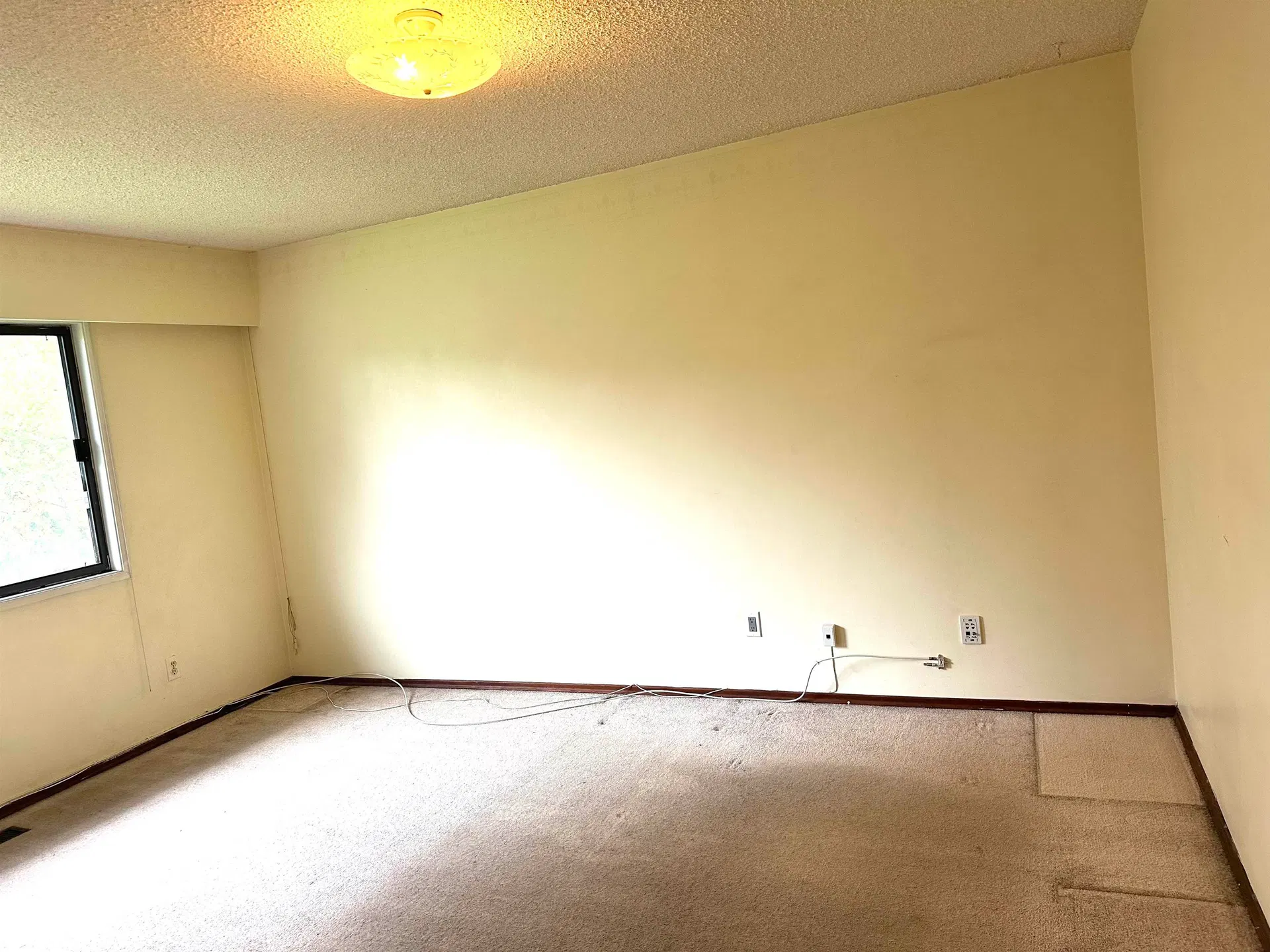 Photo 3 of 17 at 8371 Lunen Road