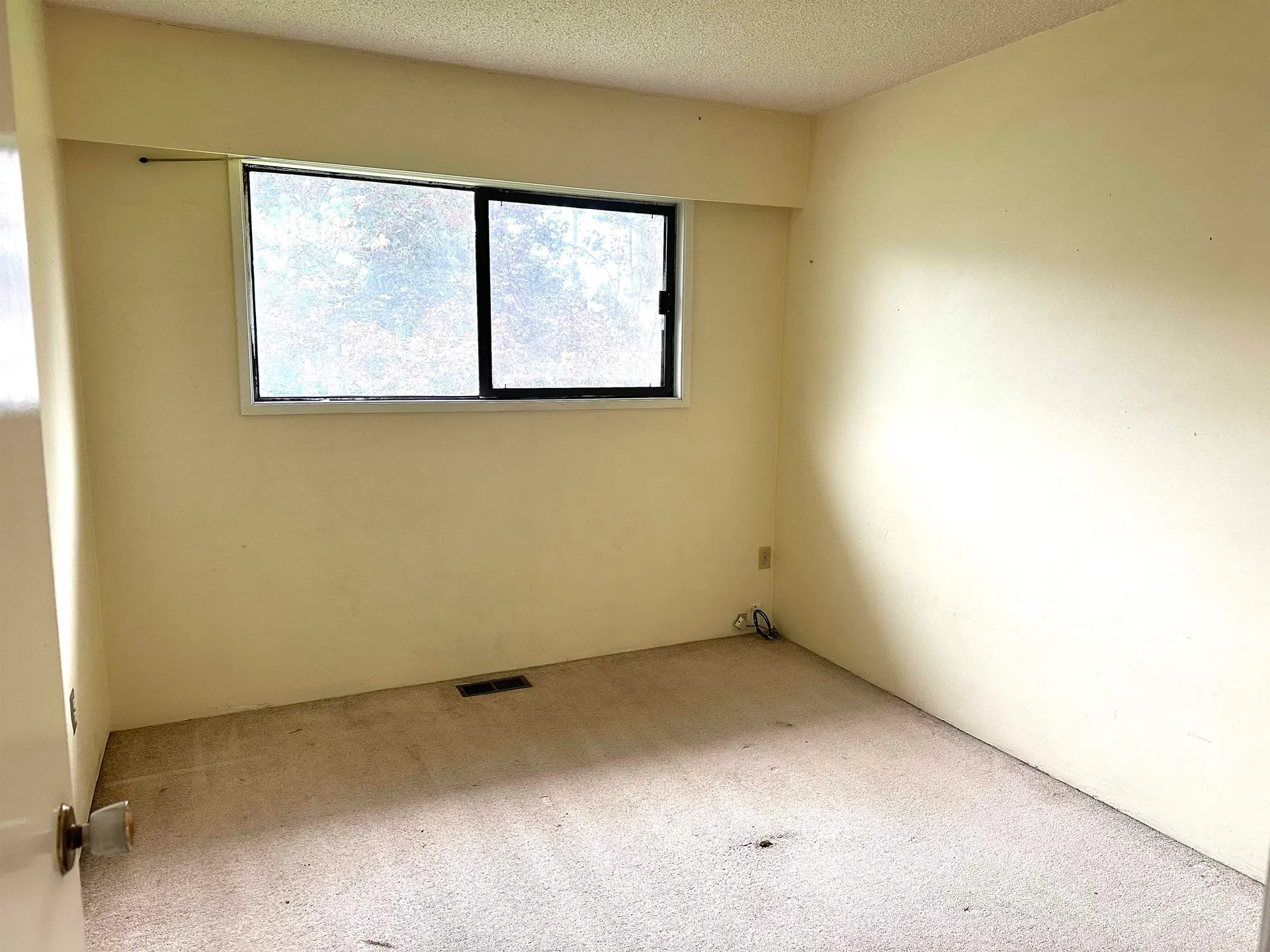 Photo 5 of 17 at 8371 Lunen Road