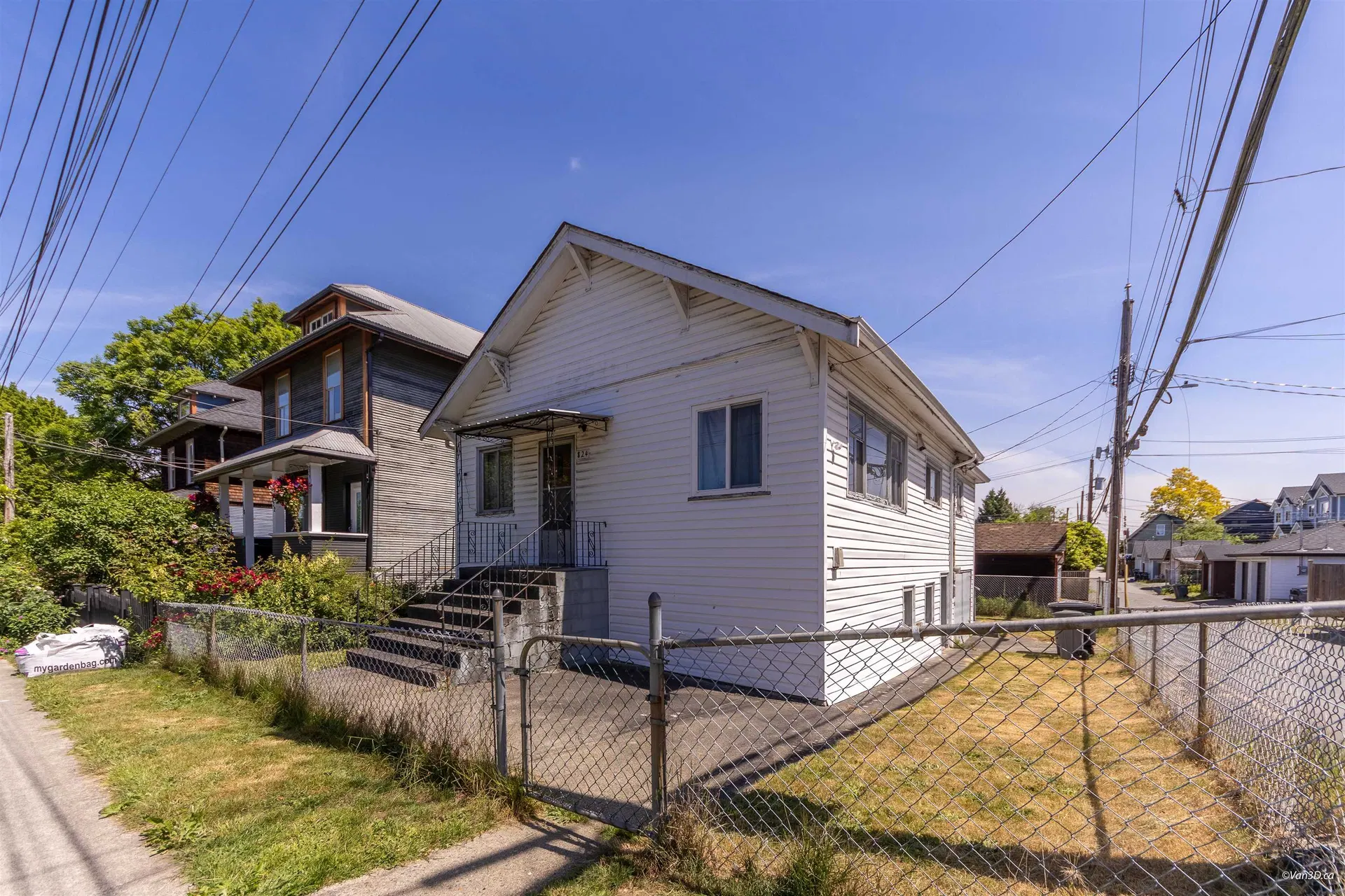 Photo 3 of 16 at 824 Semlin Drive
