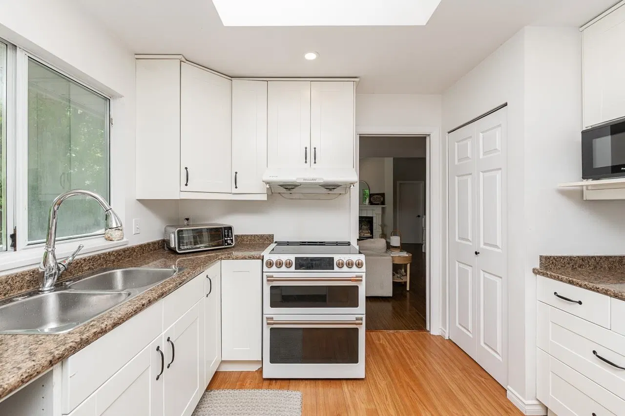 Photo 5 of 34 at 1221 Rochester Avenue