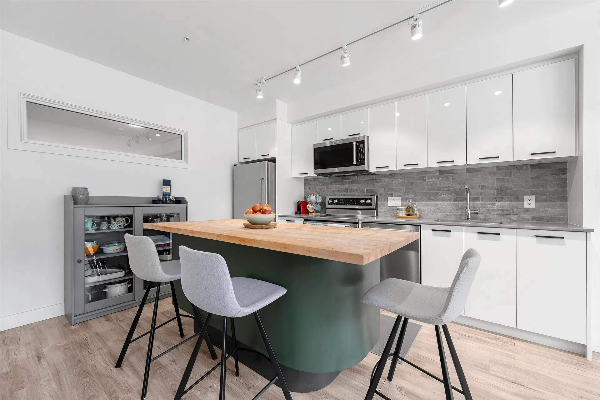 Photo 4 of 31 at #509 – 38013 Third Avenue