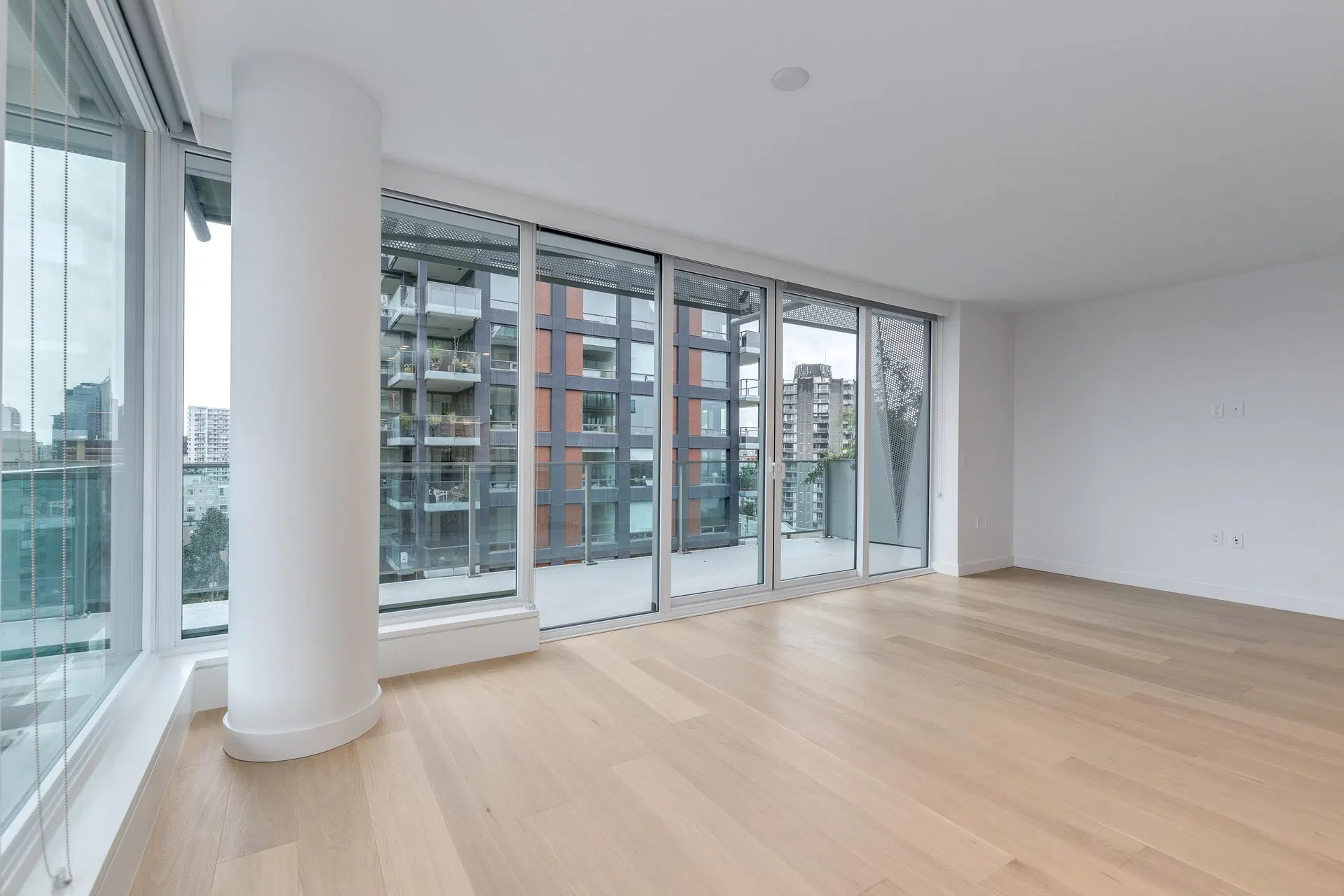 Photo 4 of 26 at #1502 – 1365 Davie Street