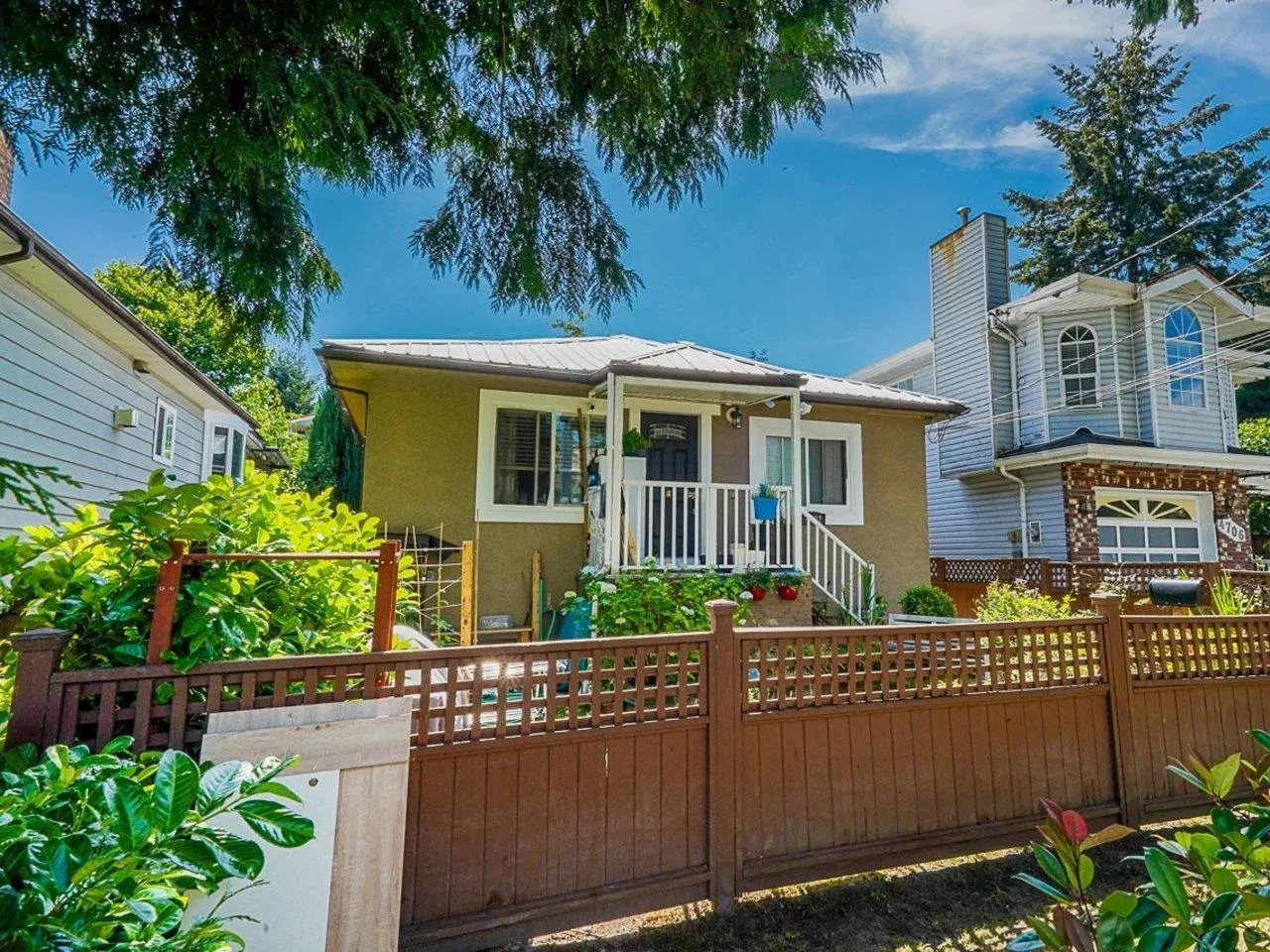 Photo 1 of 28 at 4702 Clarendon Street