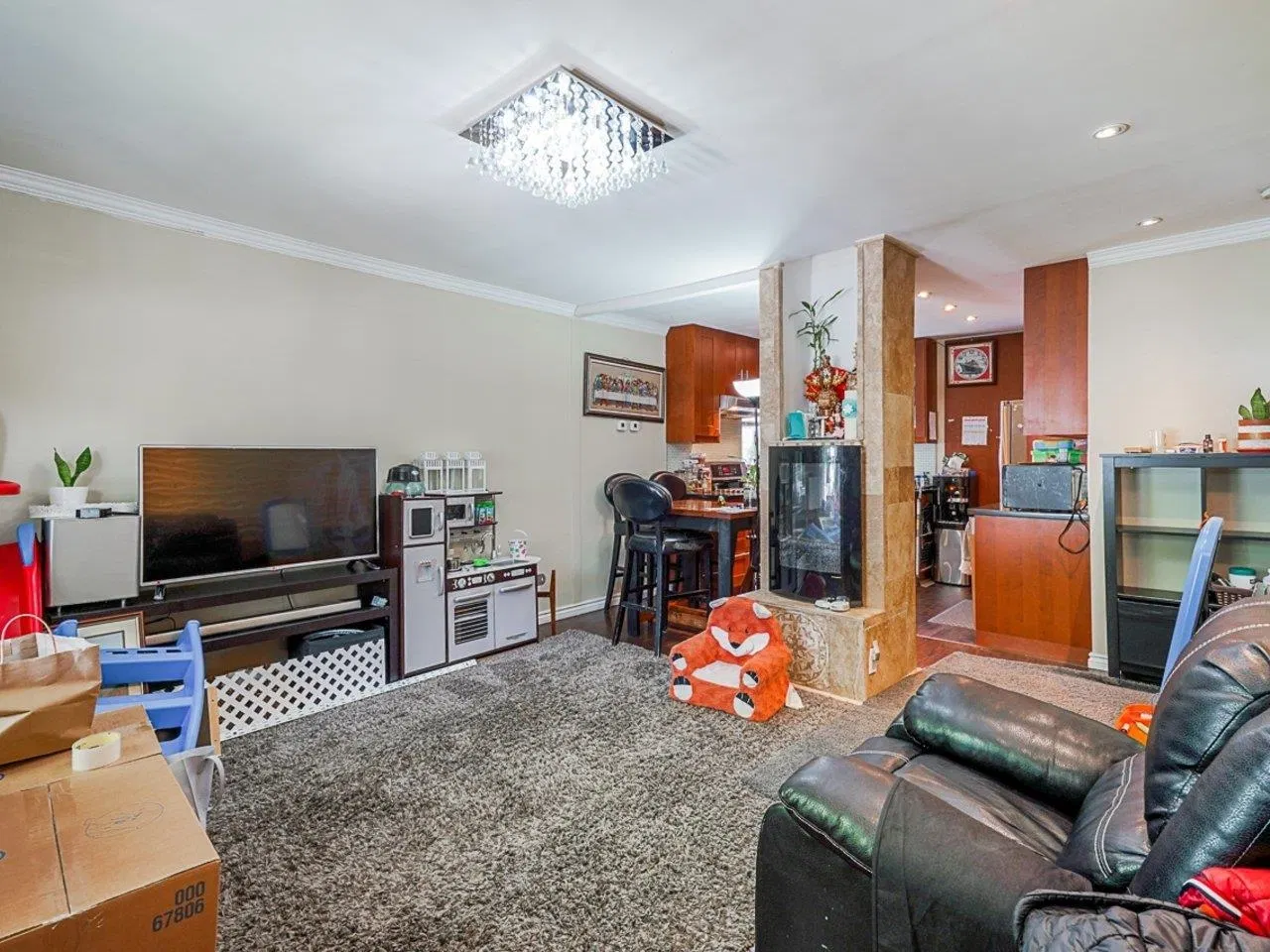 Photo 4 of 28 at 4702 Clarendon Street