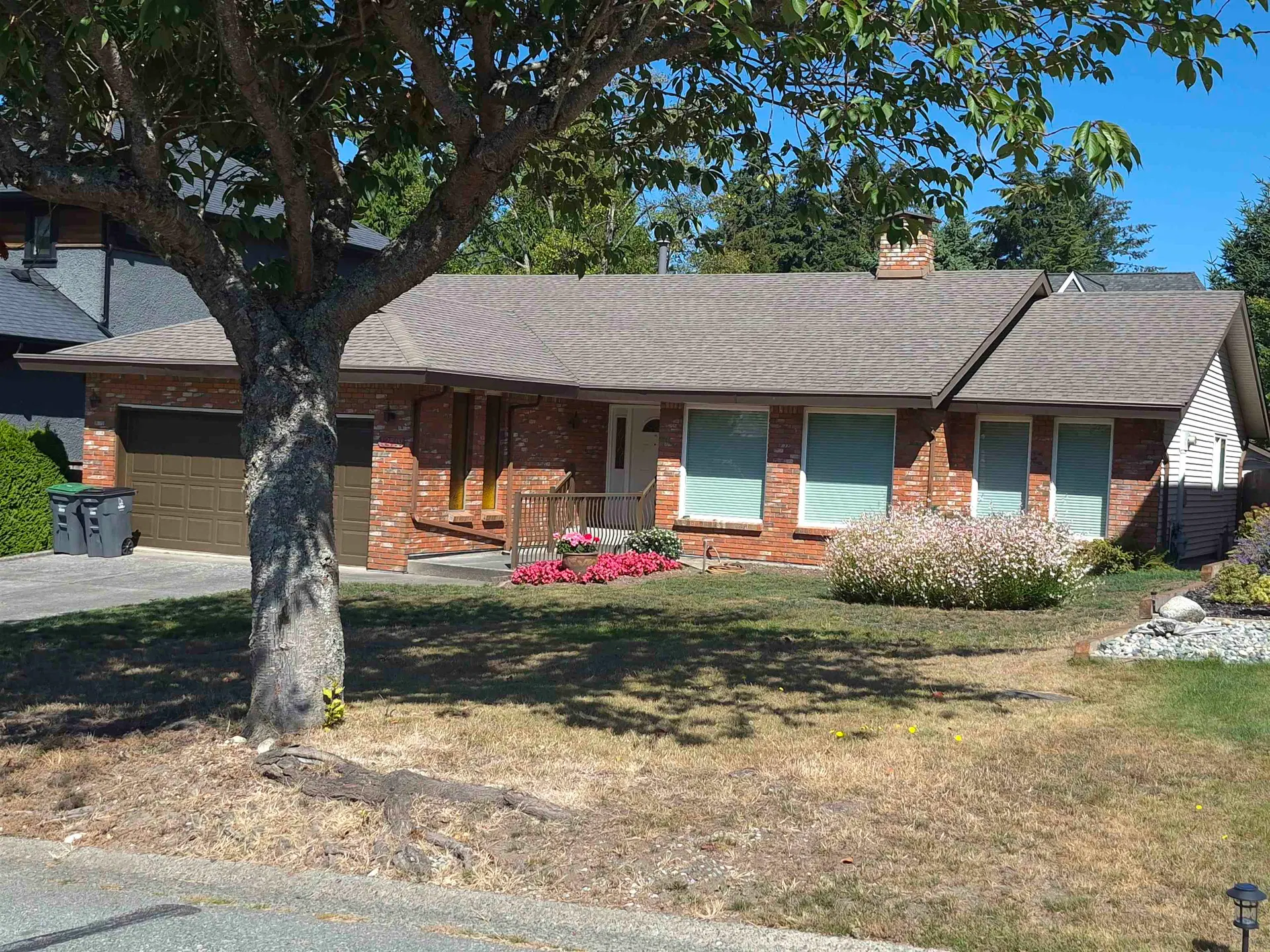 Photo 2 of 19 at 12719 17a Avenue