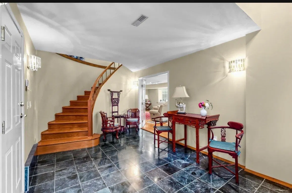 Photo 4 of 40 at 8022 Lakefield Drive