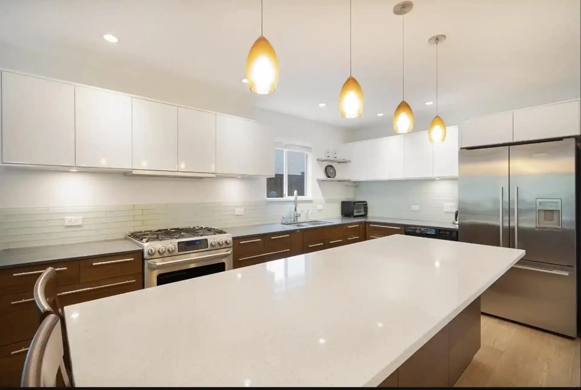 Photo 4 of 11 at Ground Floor – 453X 16th Ave W
