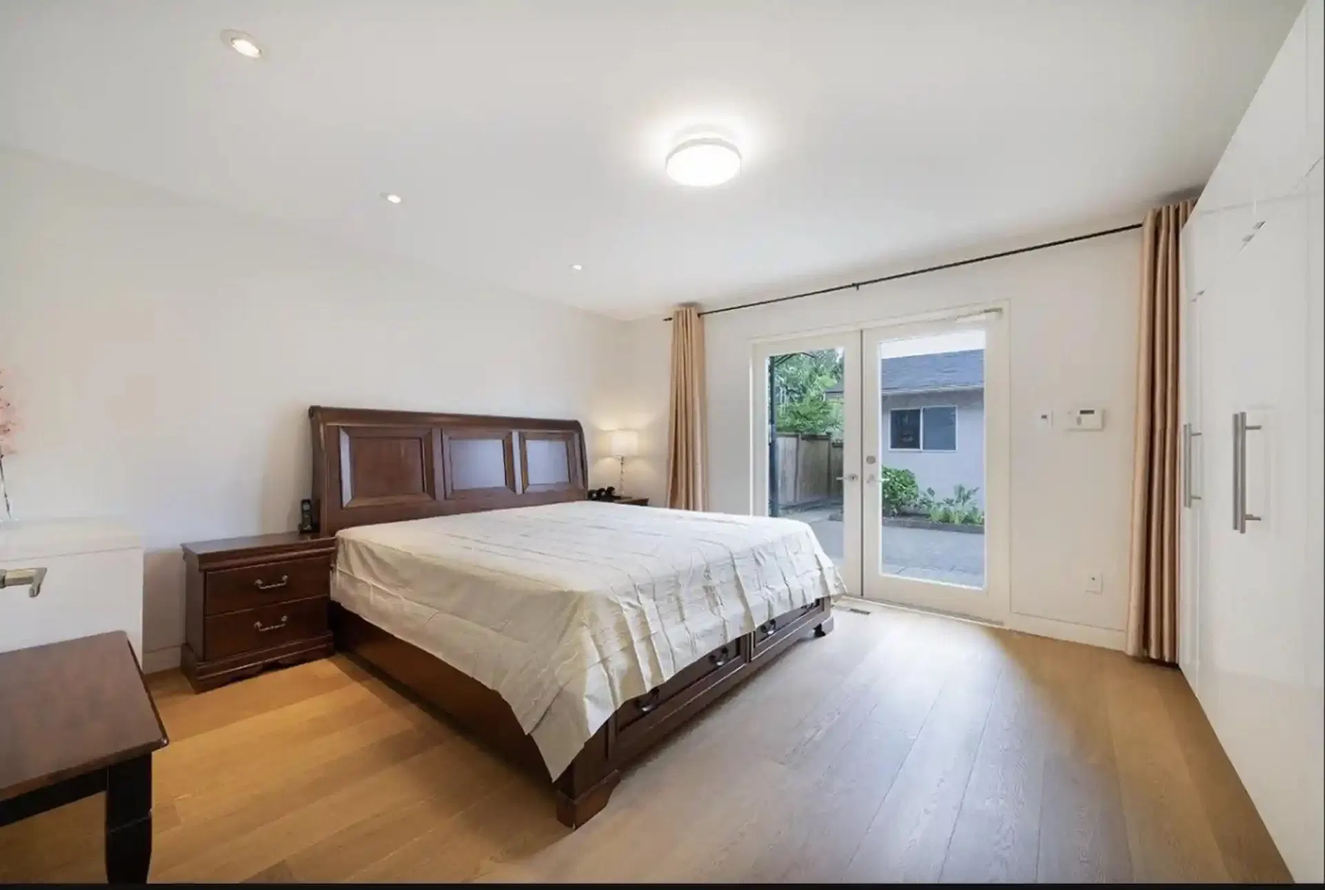 Photo 5 of 11 at Ground Floor – 453X 16th Ave W