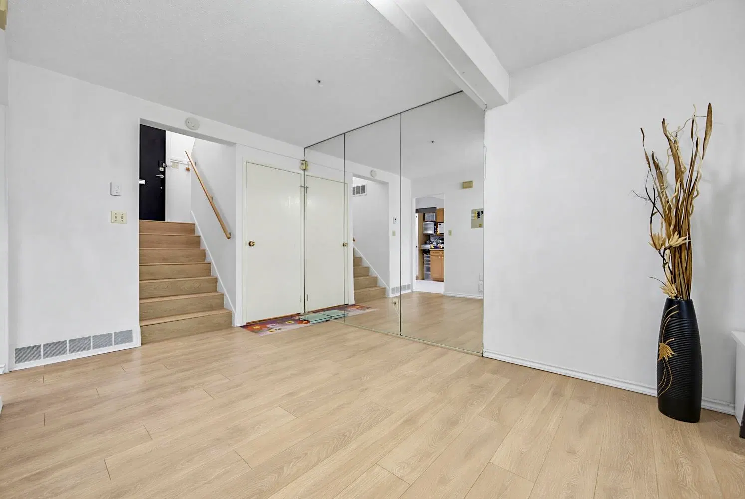 Photo 5 of 25 at 2757 Ellerslie Avenue
