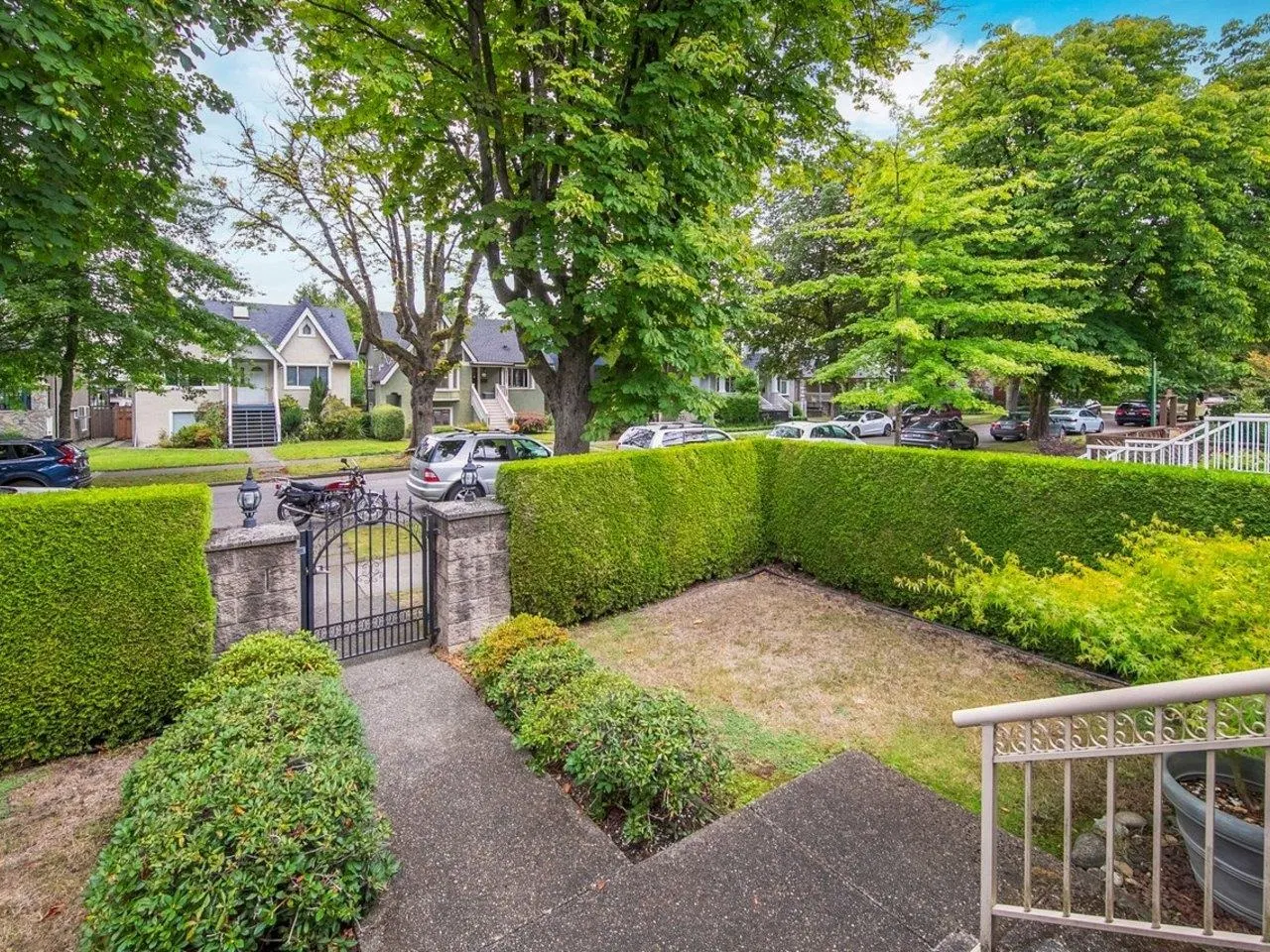 Photo 2 of 40 at 3262 W 12th Avenue